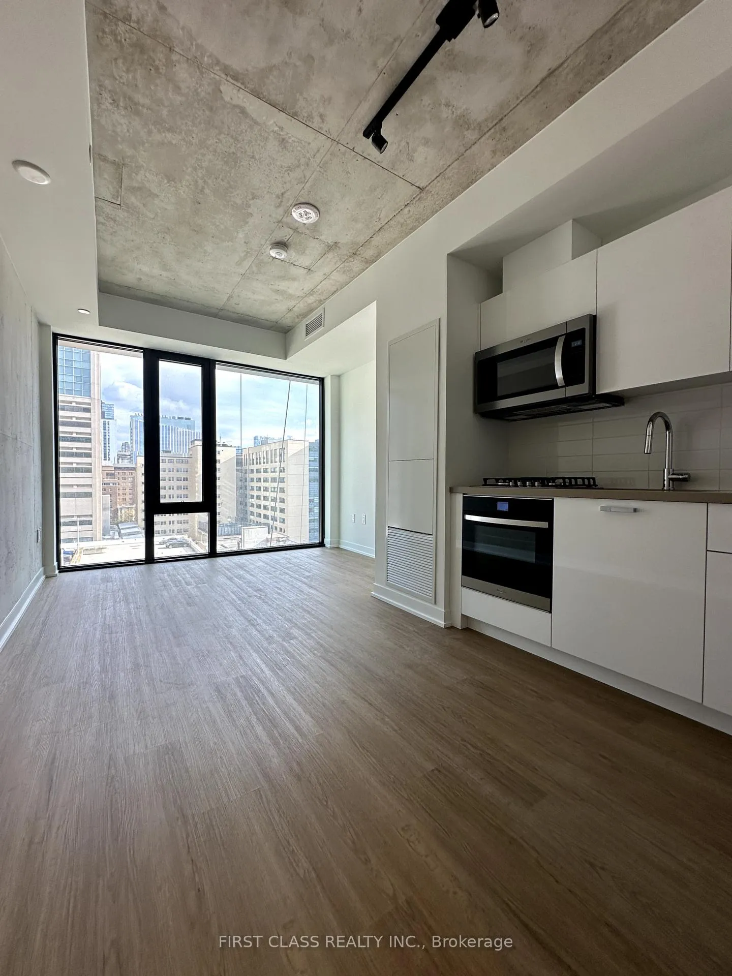 Front of Unit 1009, 195 McCaul Street