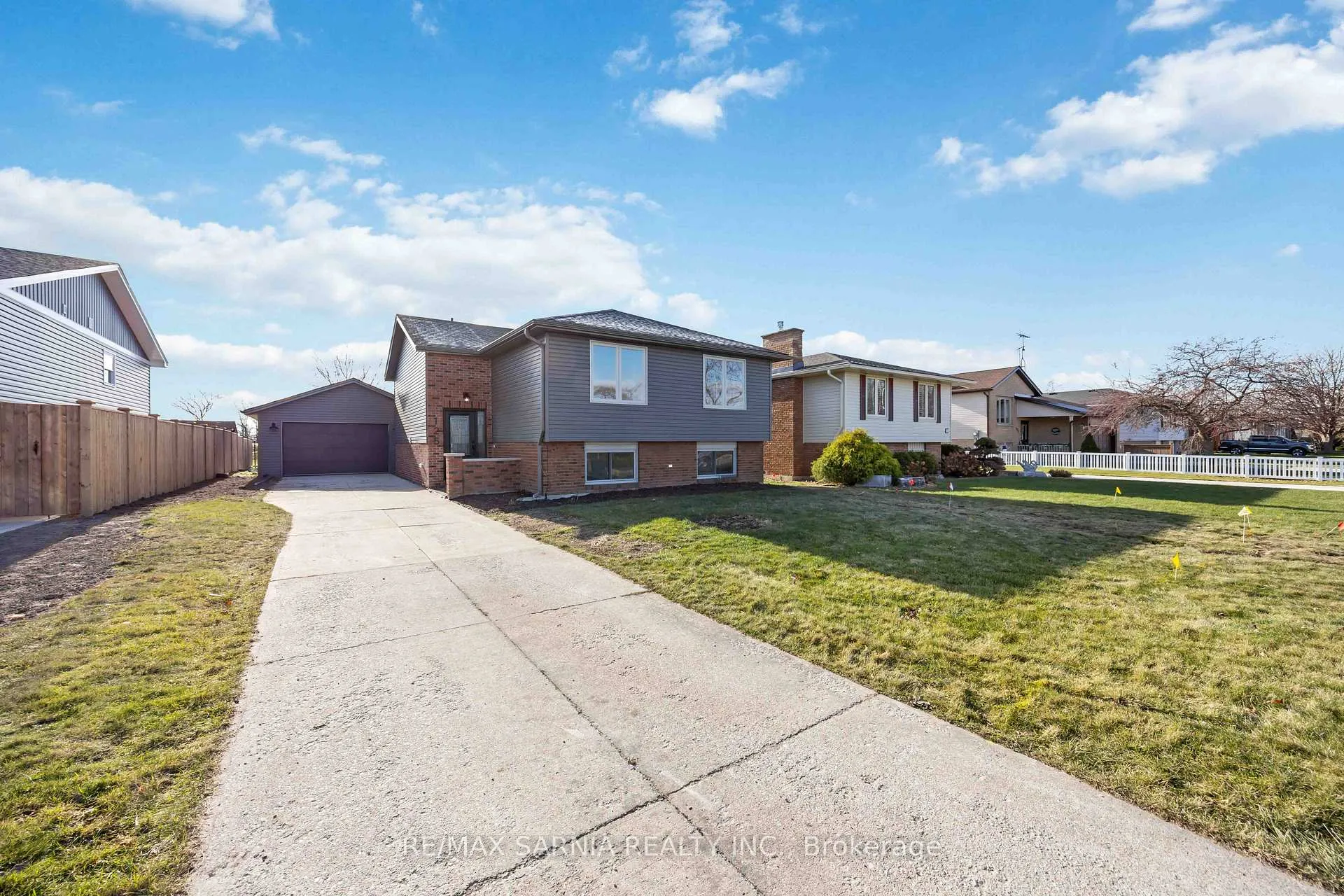 Photo 2 of 125 Templeton Crescent, St. Clair — HOMEH