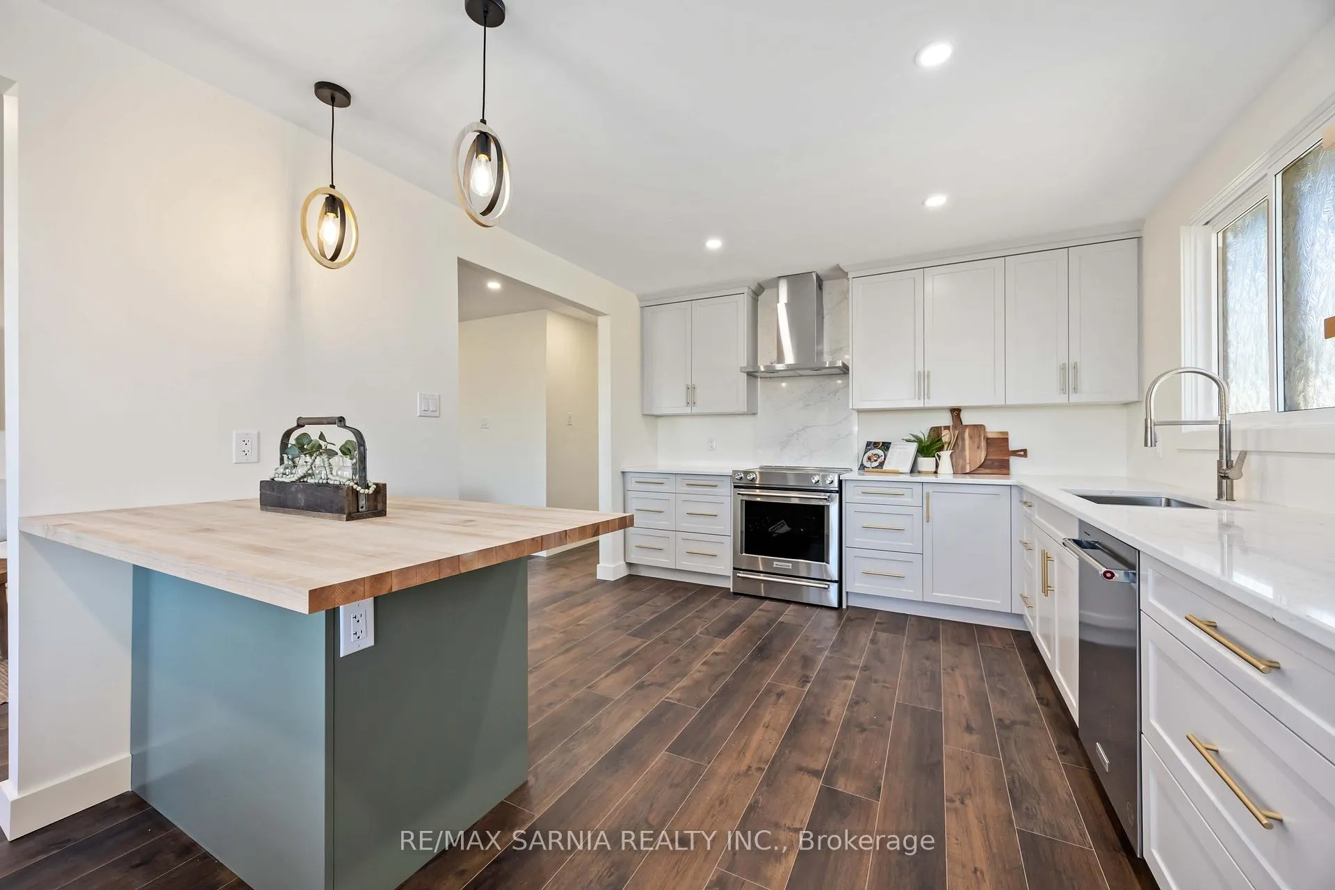 Photo 12 of 125 Templeton Crescent, St. Clair — HOMEH
