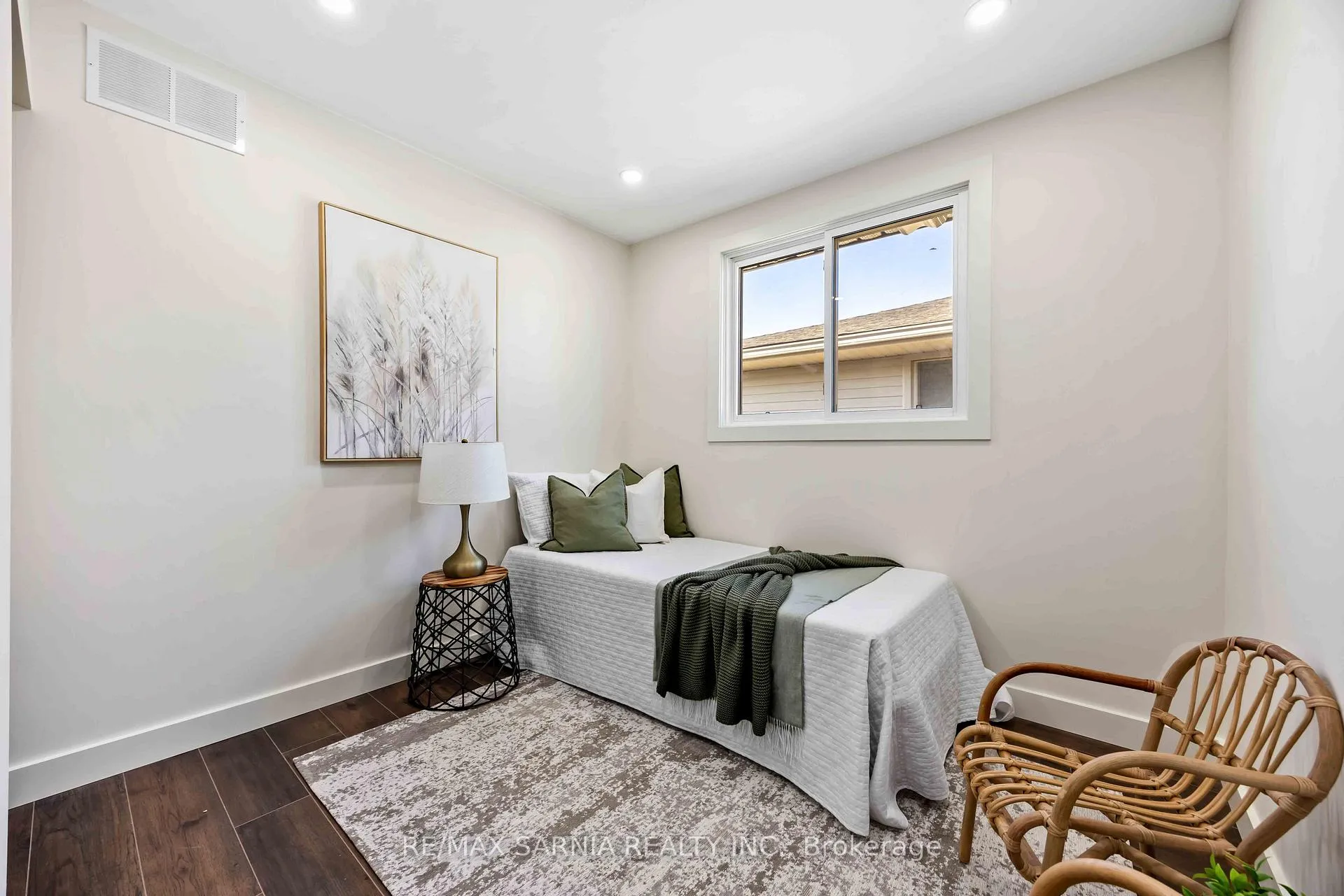 Photo 17 of 125 Templeton Crescent, St. Clair — HOMEH