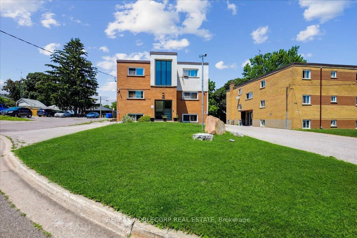 Front of Unit 2, 362 Elgin Court