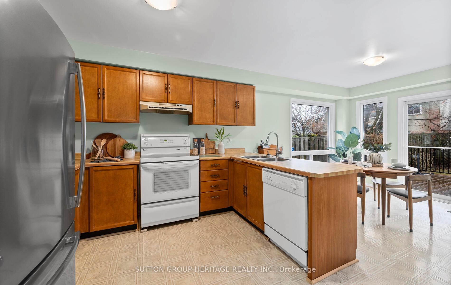 Photo 7 of 15 Bird Crescent, Ajax, Central — HOMEH