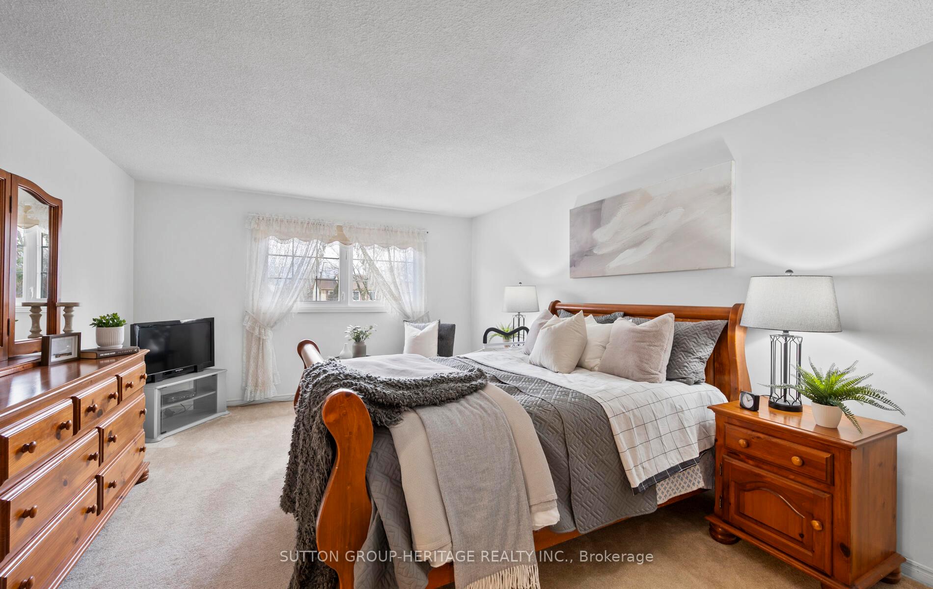 Photo 17 of 15 Bird Crescent, Ajax, Central — HOMEH