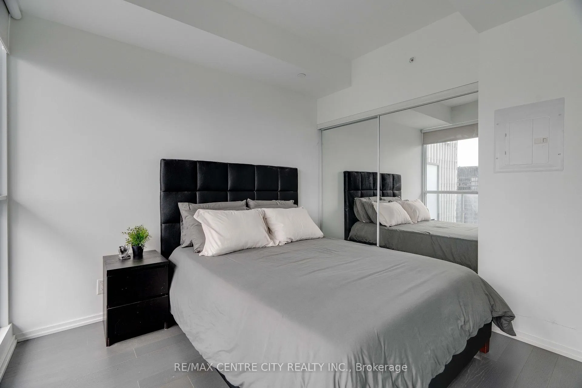 Photo 2 of Unit LPH5410, 70 Temperance Street, Toronto, Bay Street Corridor — HOMEH