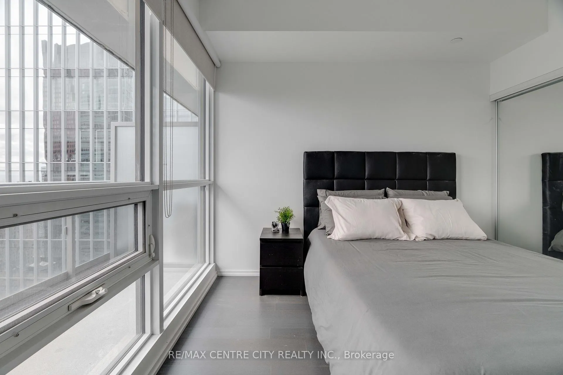 Photo 3 of Unit LPH5410, 70 Temperance Street, Toronto, Bay Street Corridor — HOMEH