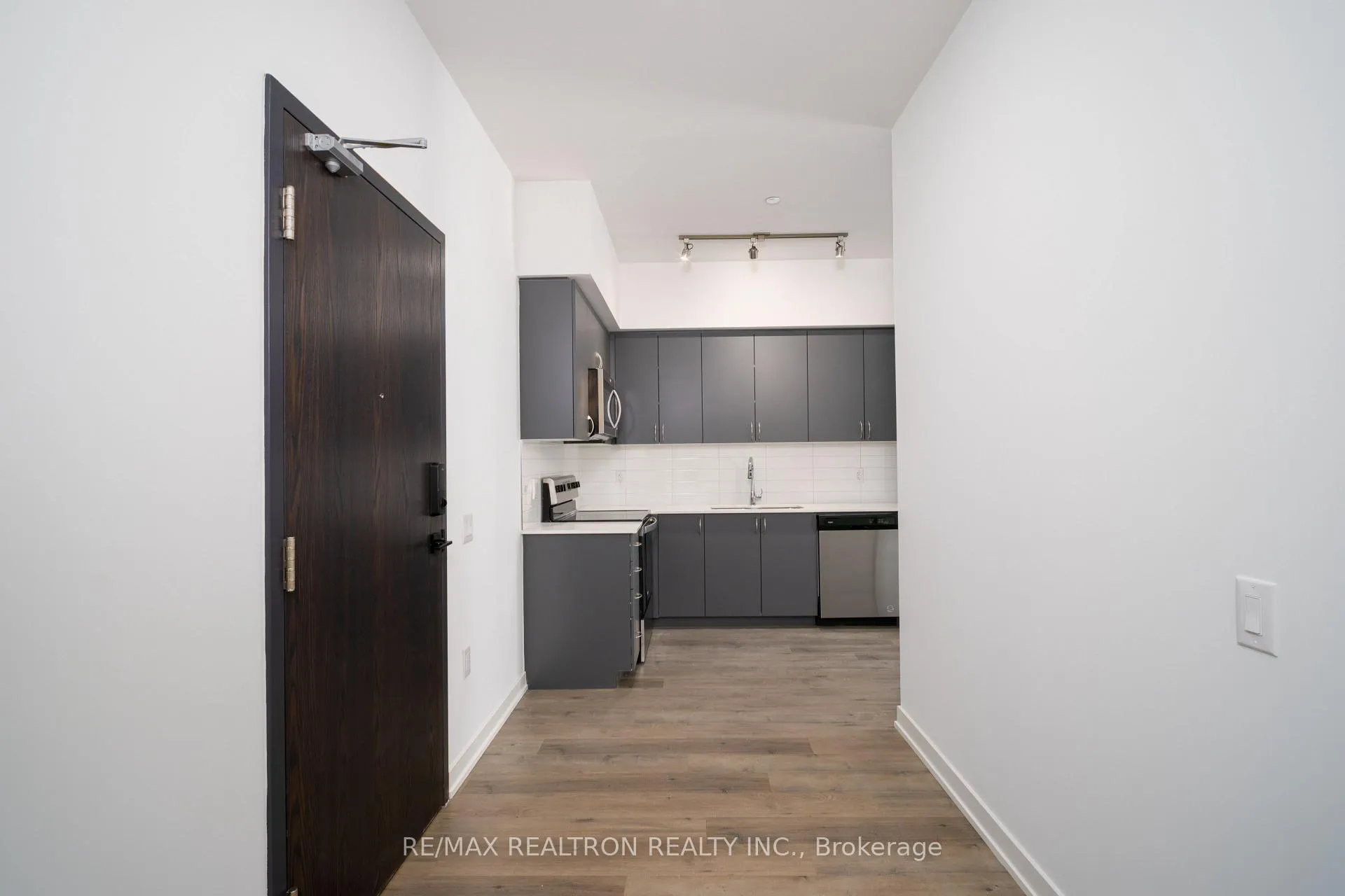 Photo 5 of Unit 103, 56 Lakeside Terrace, Barrie, Little Lake — HOMEH