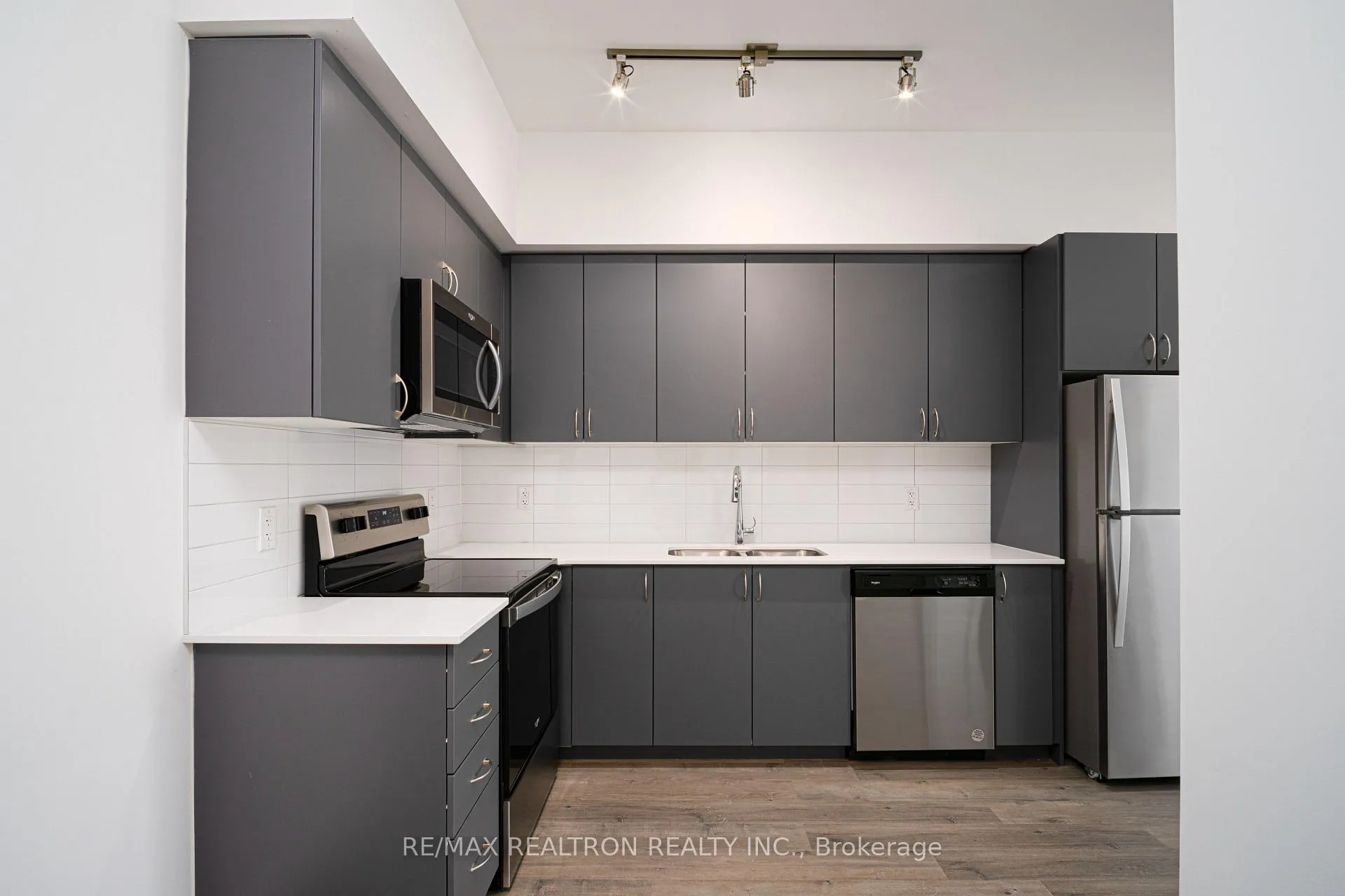 Photo 6 of Unit 103, 56 Lakeside Terrace, Barrie, Little Lake — HOMEH