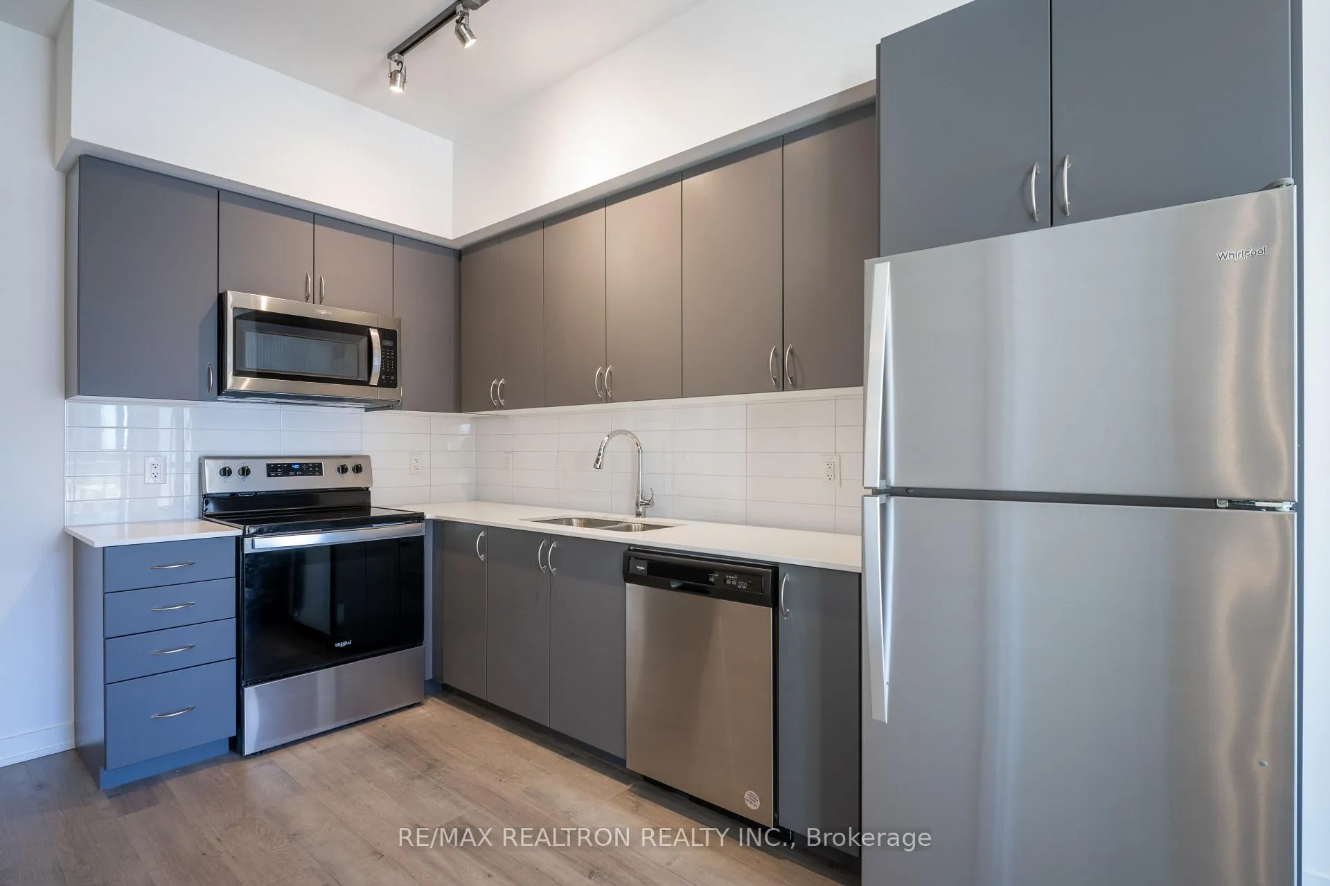 Photo 8 of Unit 103, 56 Lakeside Terrace, Barrie, Little Lake — HOMEH