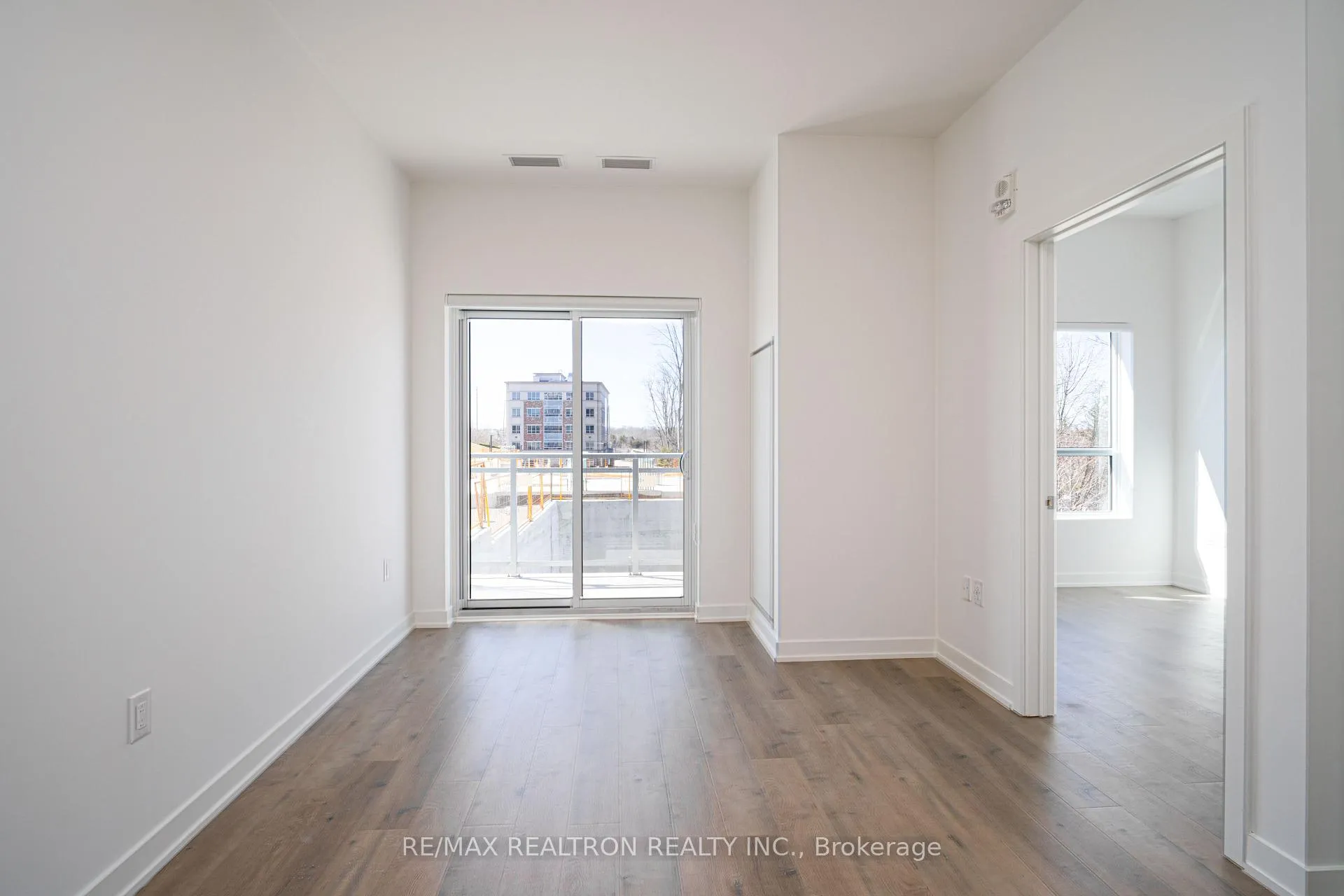 Photo 10 of Unit 103, 56 Lakeside Terrace, Barrie, Little Lake — HOMEH