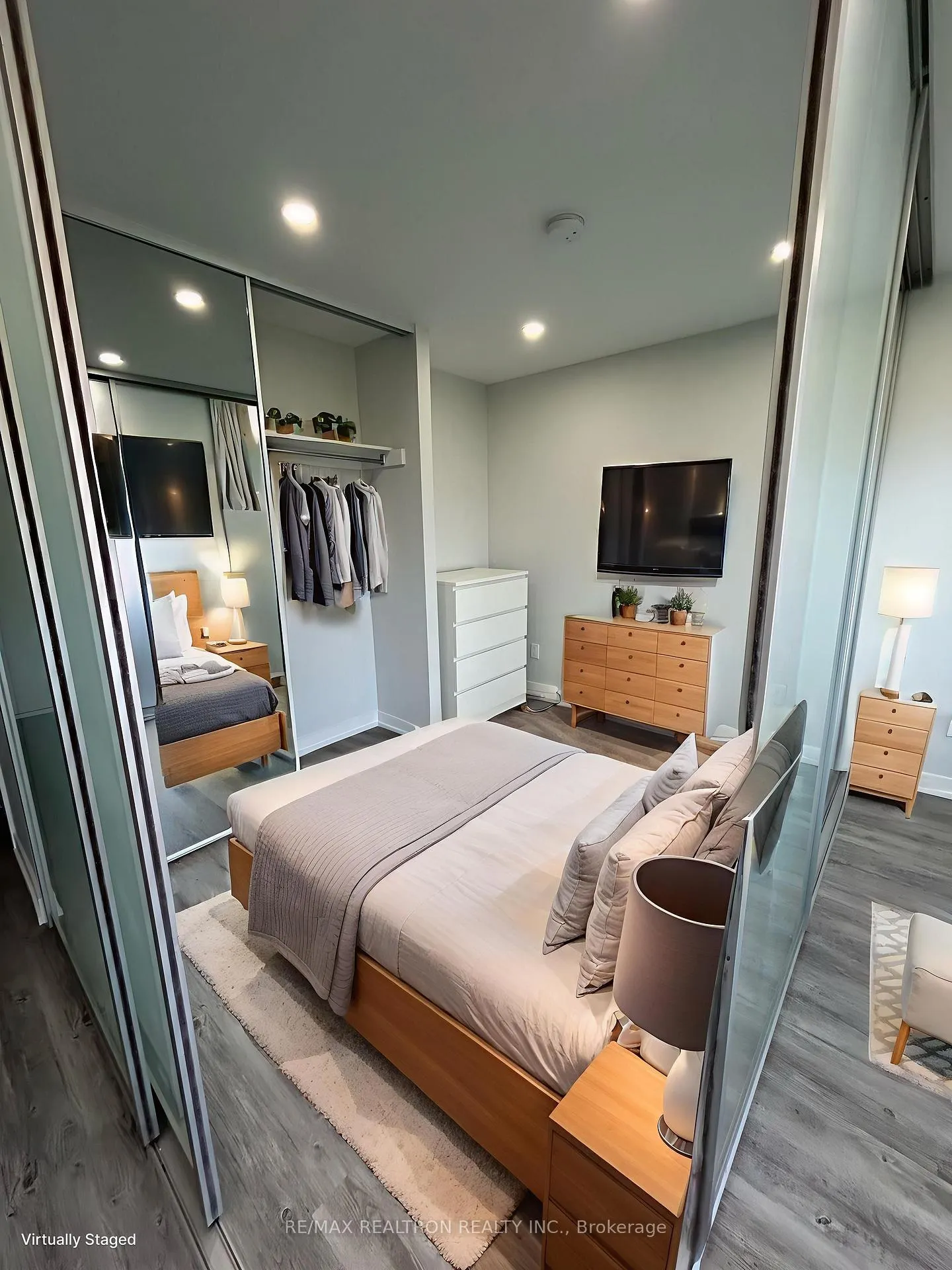 Photo 6 of Unit 1006, 15 Walmer Road, Toronto, The Annex — HOMEH