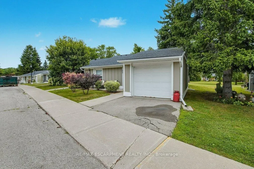 Photo 3 of 33 Szollosy Circle, Hamilton, Kennedy — HOMEH