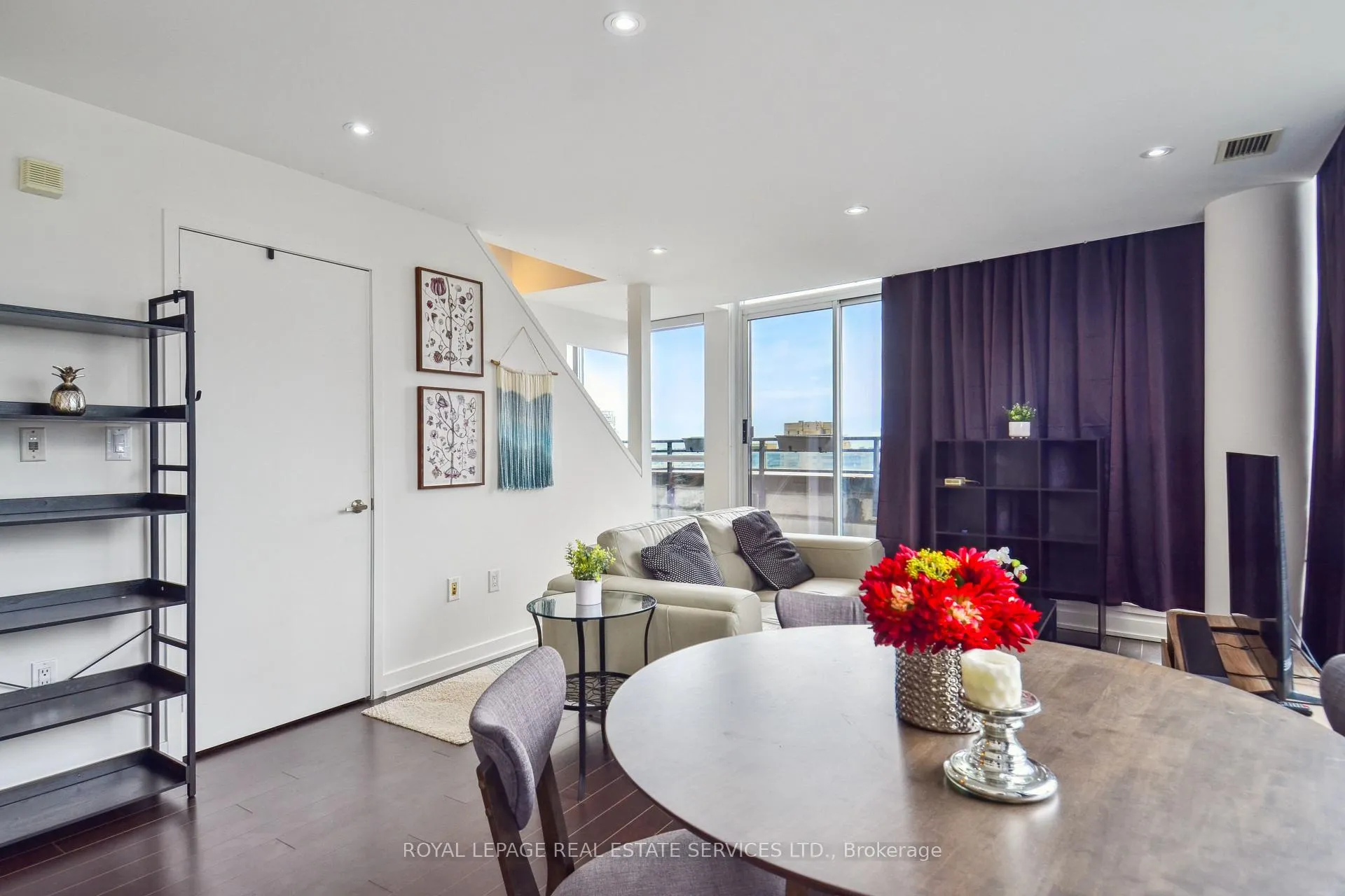 Photo 3 of Unit 832, 8 Telegram Mews E, Toronto, Waterfront Communities — HOMEH