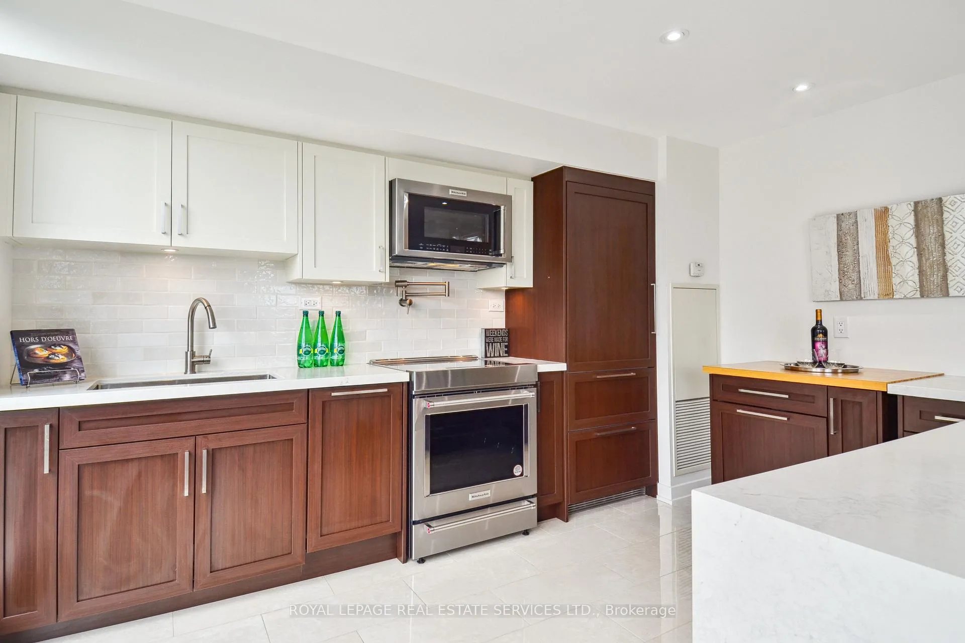 Photo 5 of Unit 832, 8 Telegram Mews E, Toronto, Waterfront Communities — HOMEH