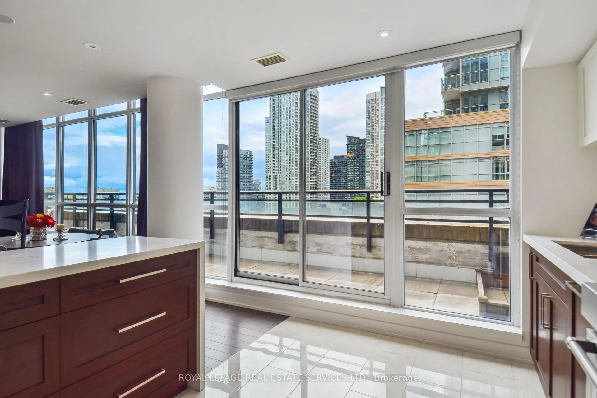 Photo 6 of Unit 832, 8 Telegram Mews E, Toronto, Waterfront Communities — HOMEH