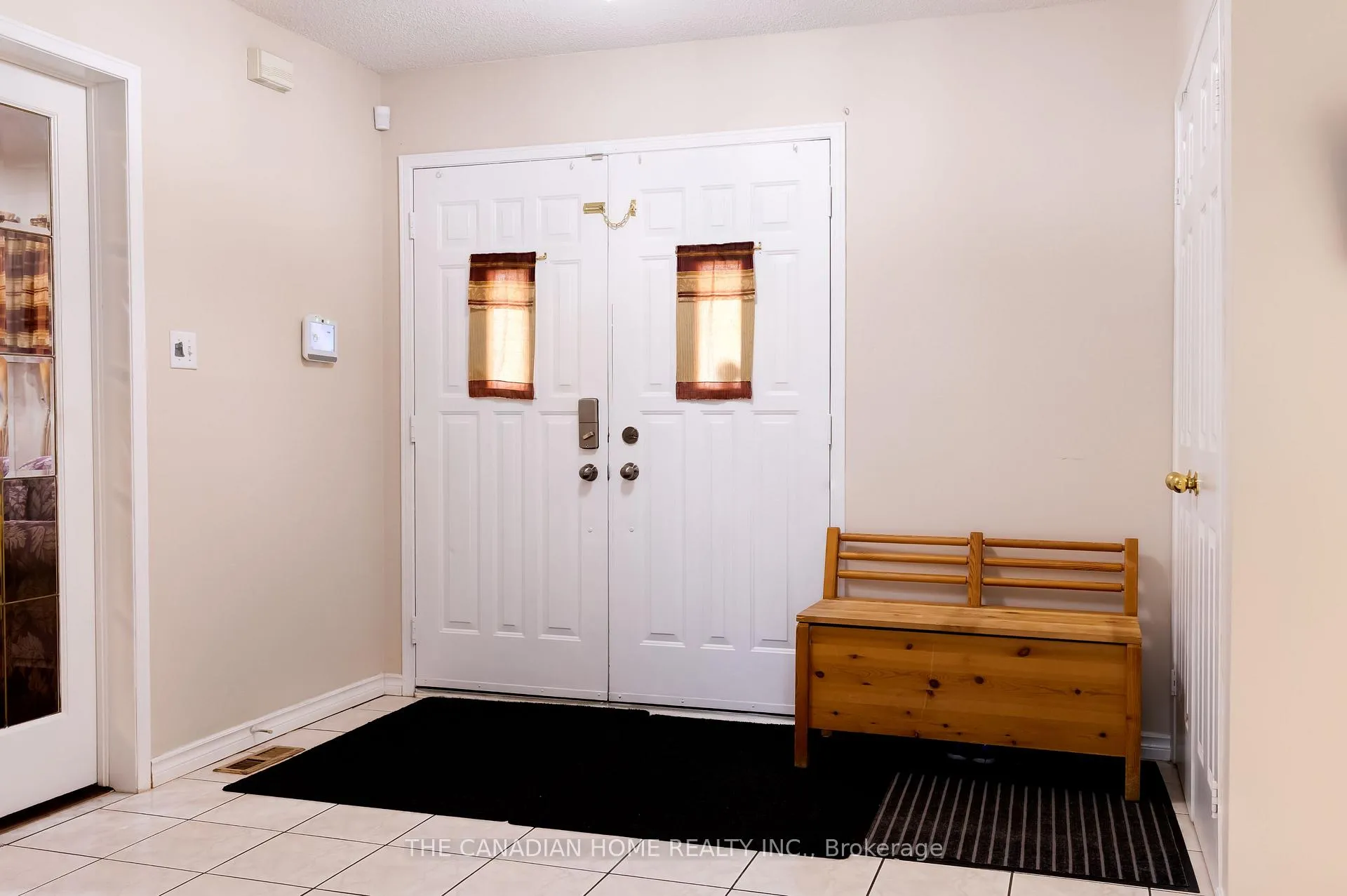 Photo 4 of 15 Mcveigh Drive, Barrie, Northwest — HOMEH