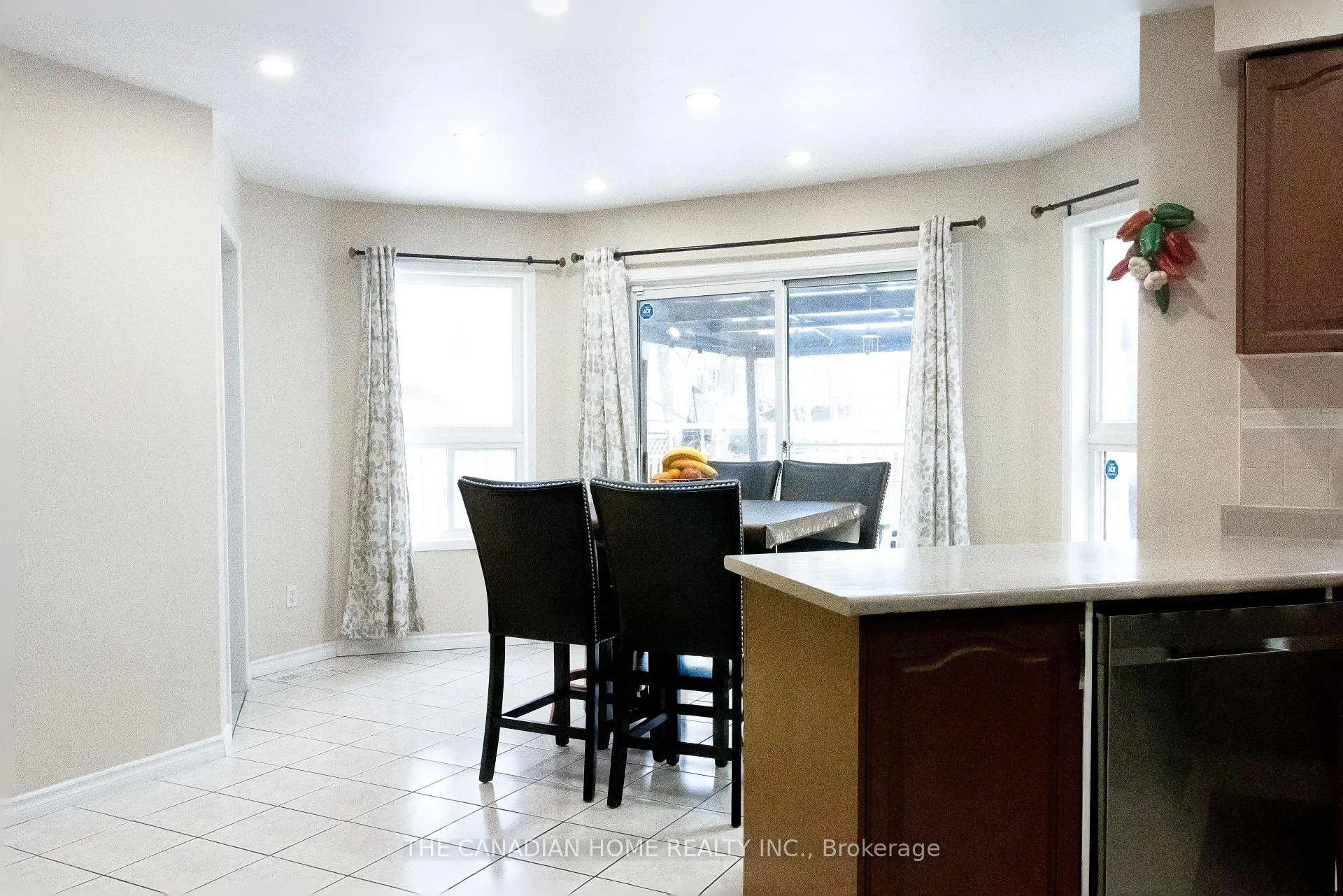 Photo 13 of 15 Mcveigh Drive, Barrie, Northwest — HOMEH