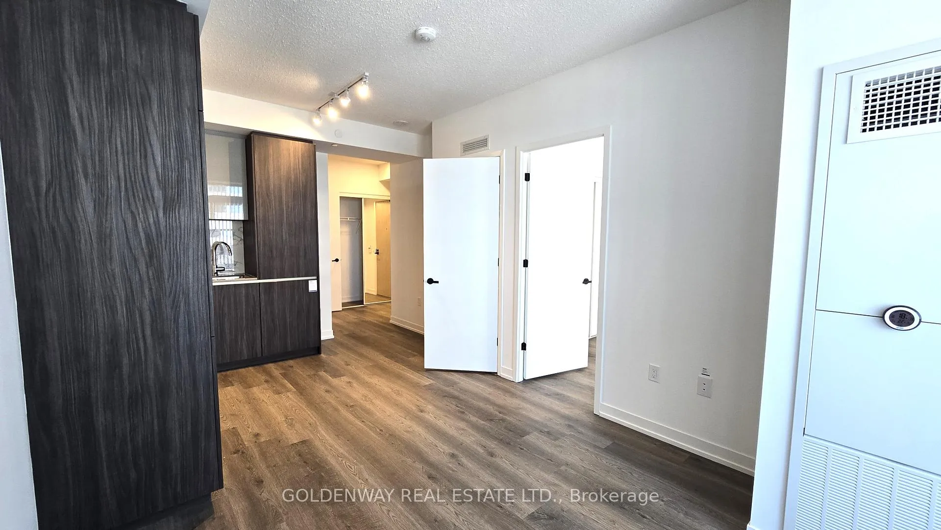 Photo 15 of Unit 4515, 8 Interchange Way, Vaughan, Vaughan Corporate Centre — HOMEH