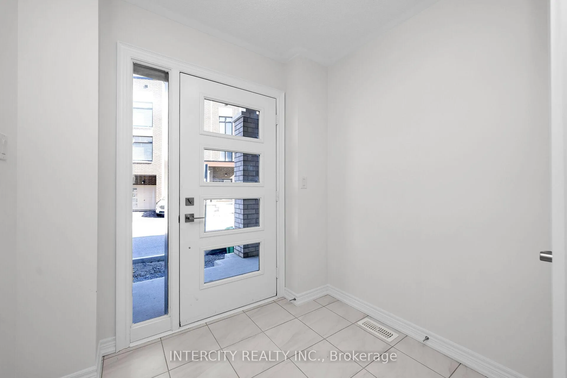 Photo 3 of 30 Queenpost Drive N, Brampton, Credit Valley — HOMEH