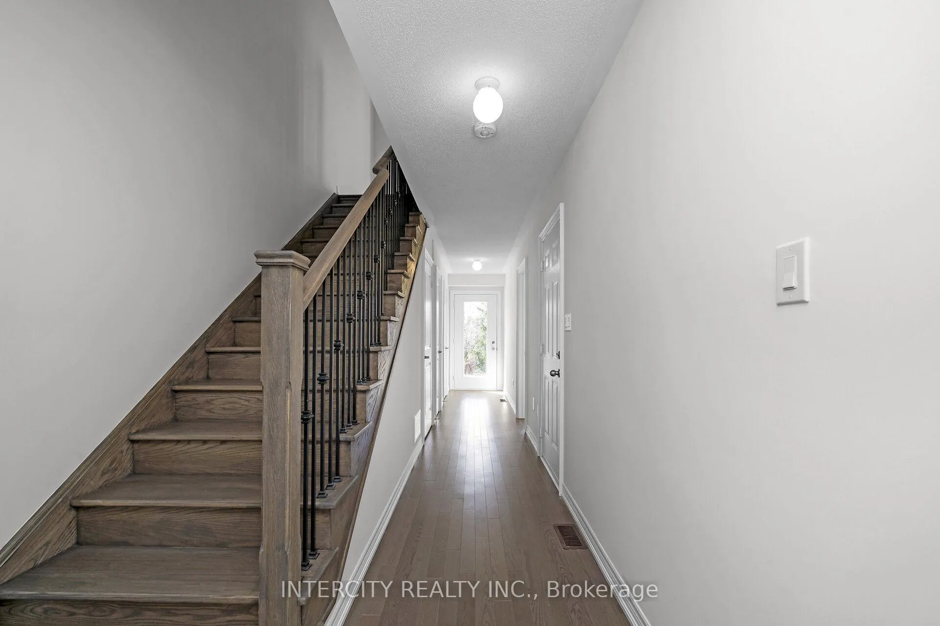Photo 4 of 30 Queenpost Drive N, Brampton, Credit Valley — HOMEH