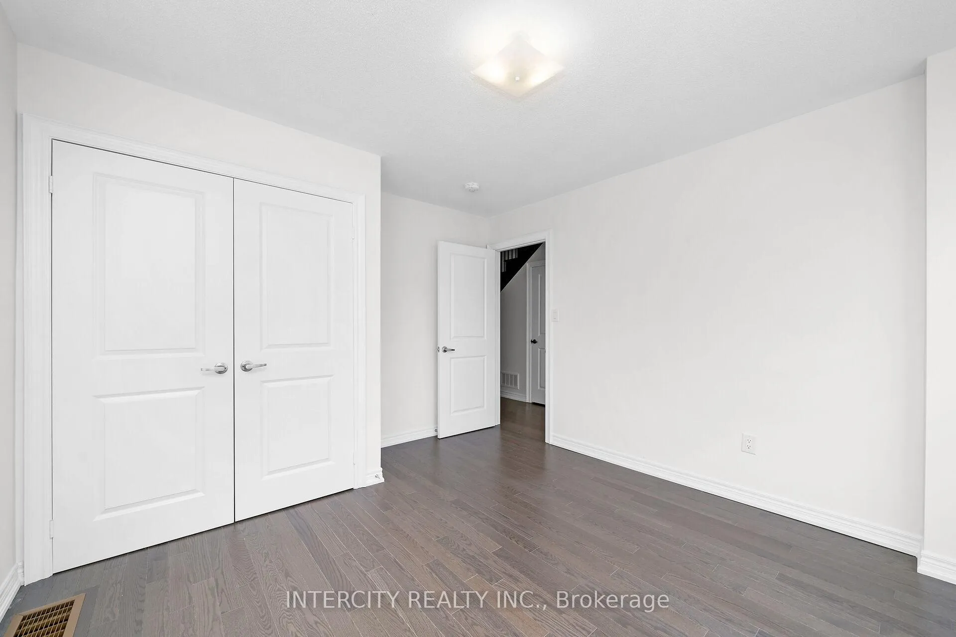 Photo 5 of 30 Queenpost Drive N, Brampton, Credit Valley — HOMEH