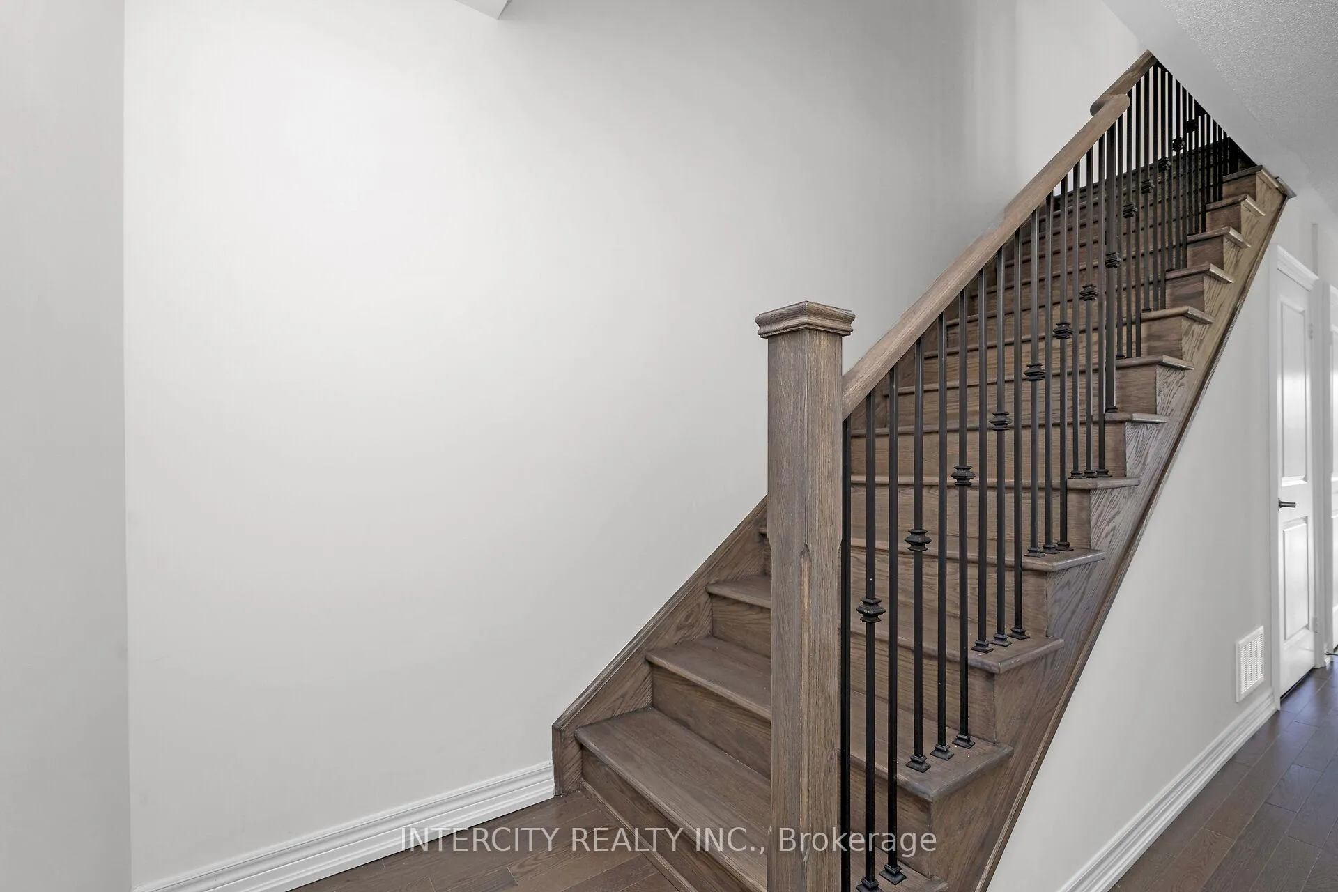 Photo 8 of 30 Queenpost Drive N, Brampton, Credit Valley — HOMEH