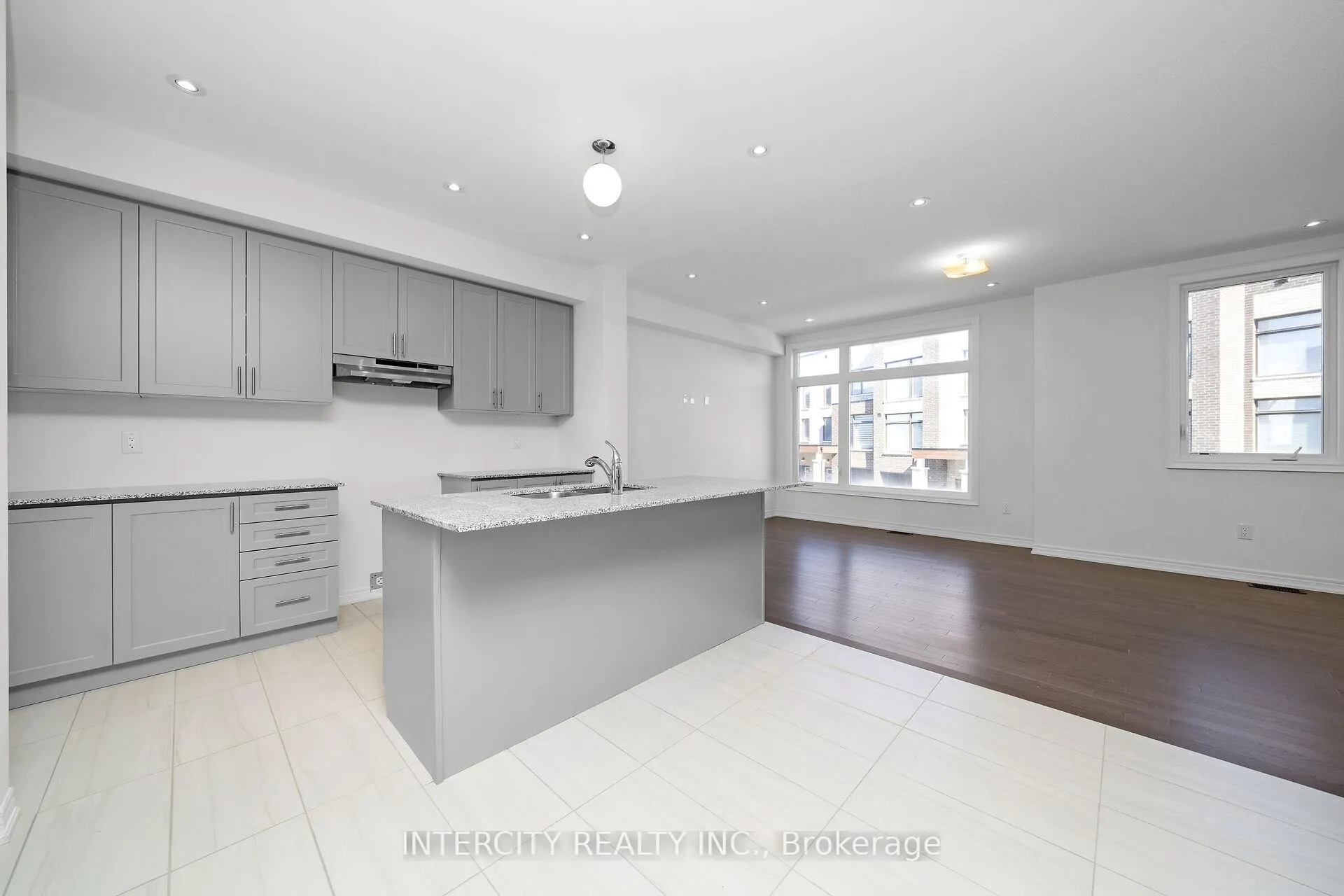 Photo 9 of 30 Queenpost Drive N, Brampton, Credit Valley — HOMEH