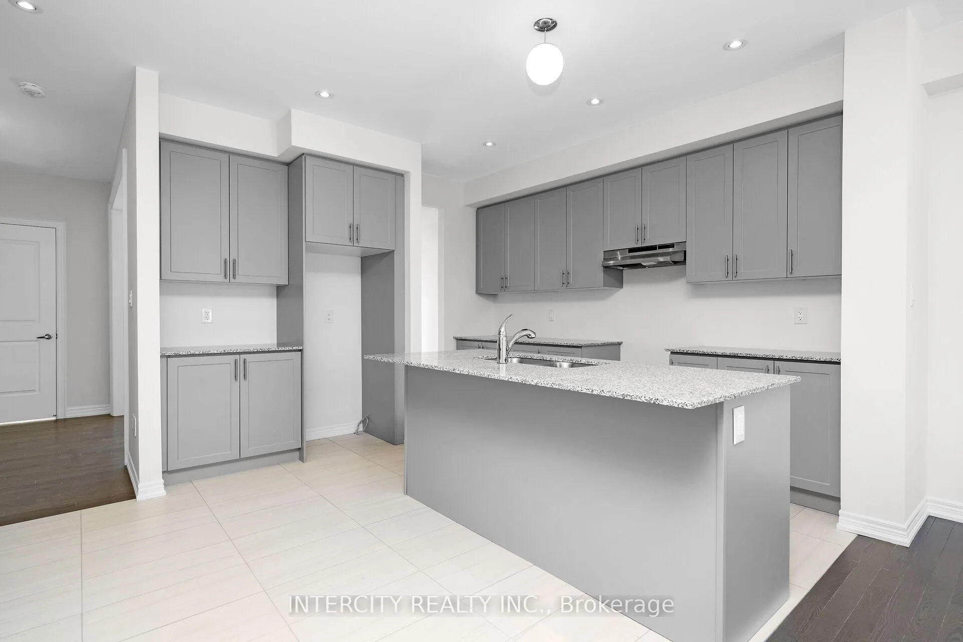 Photo 12 of 30 Queenpost Drive N, Brampton, Credit Valley — HOMEH
