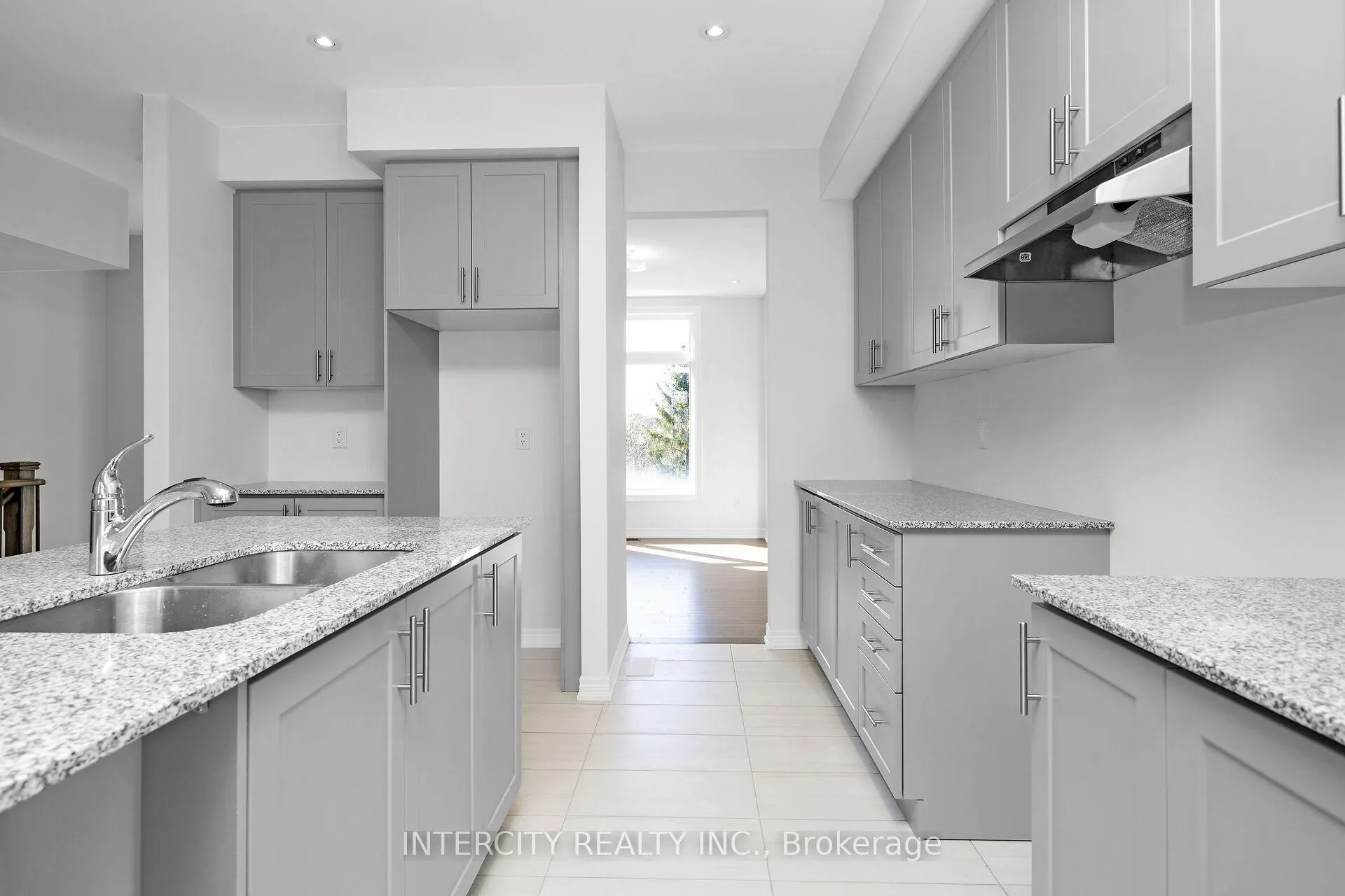 Photo 15 of 30 Queenpost Drive N, Brampton, Credit Valley — HOMEH