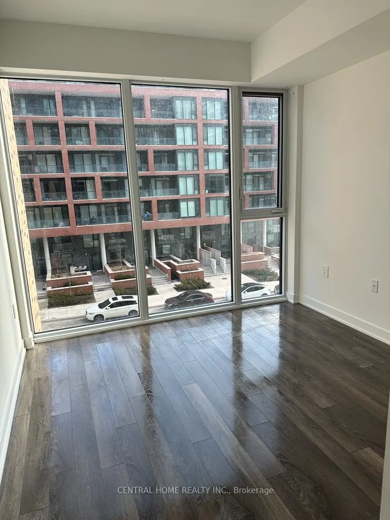 Photo 4 of 100 Eagle Rock Way, Vaughan, Maple — HOMEH
