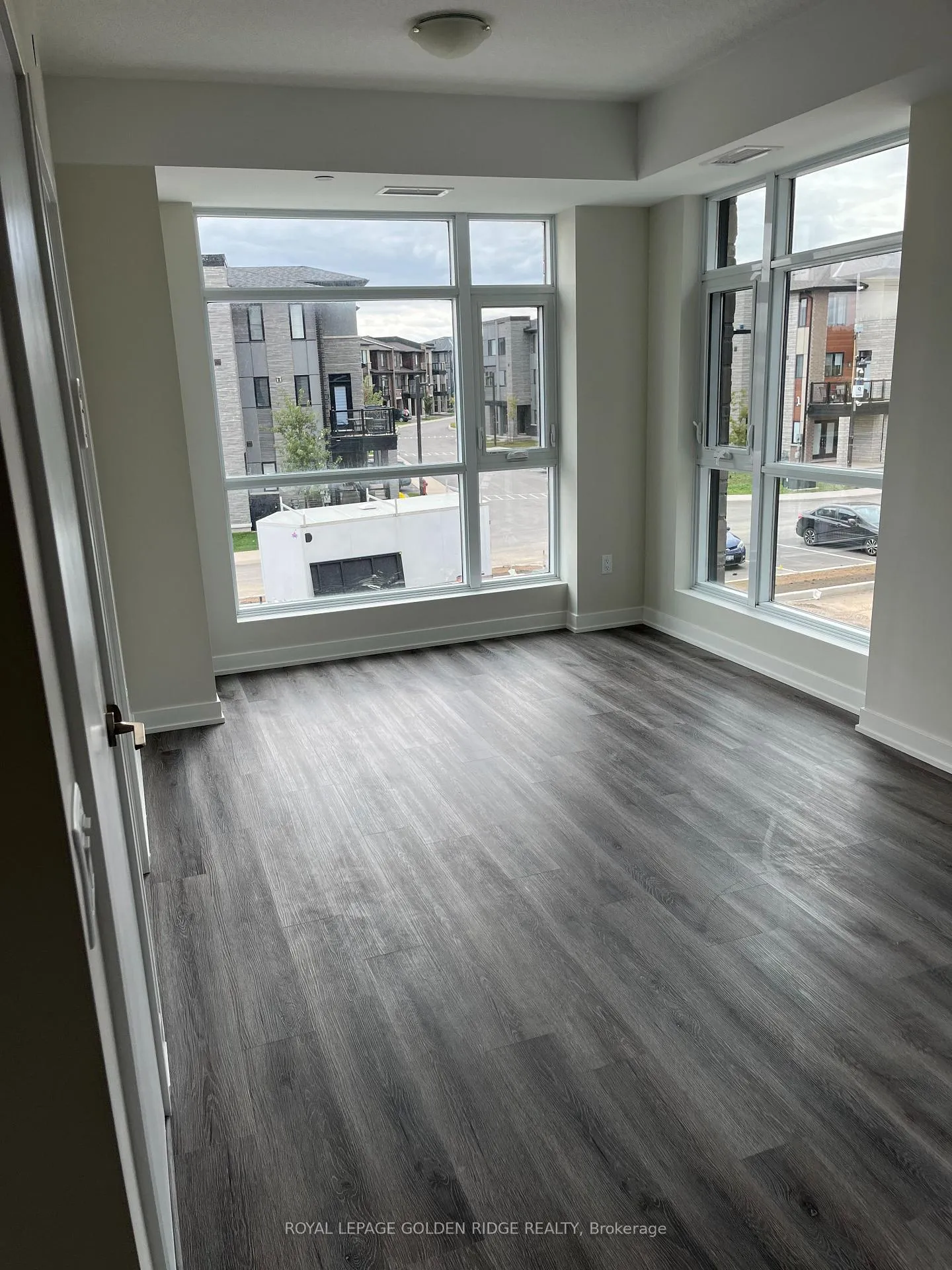 Photo 2 of Unit 224, 600 North Service Road E, Hamilton, Stoney Creek — HOMEH