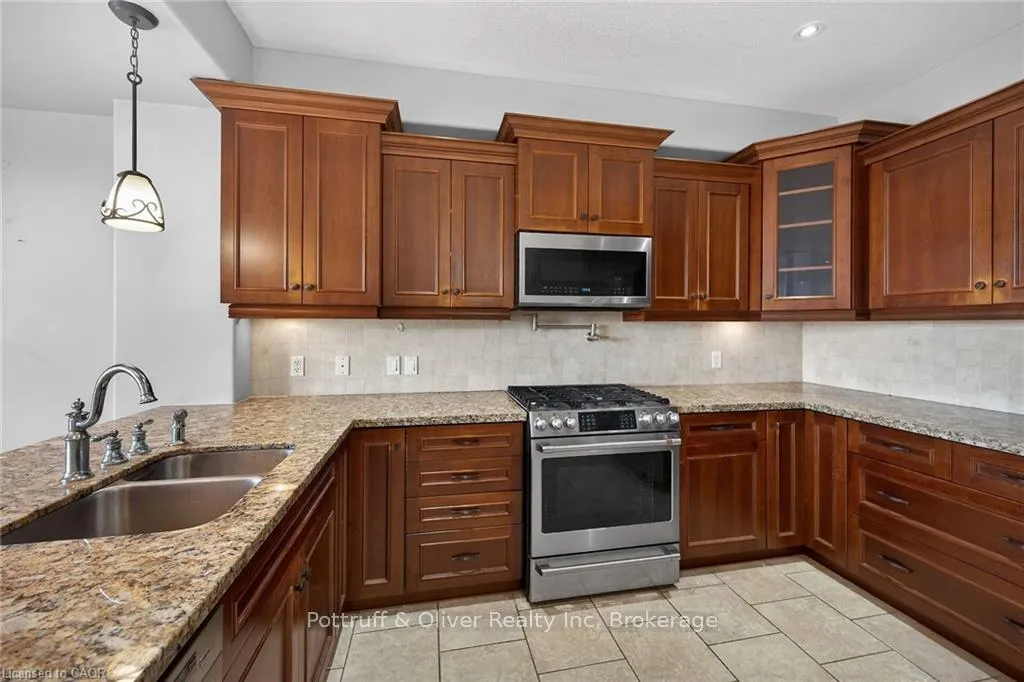 Photo 13 of 205 Tanglewood Drive, Hamilton, Binbrook — HOMEH