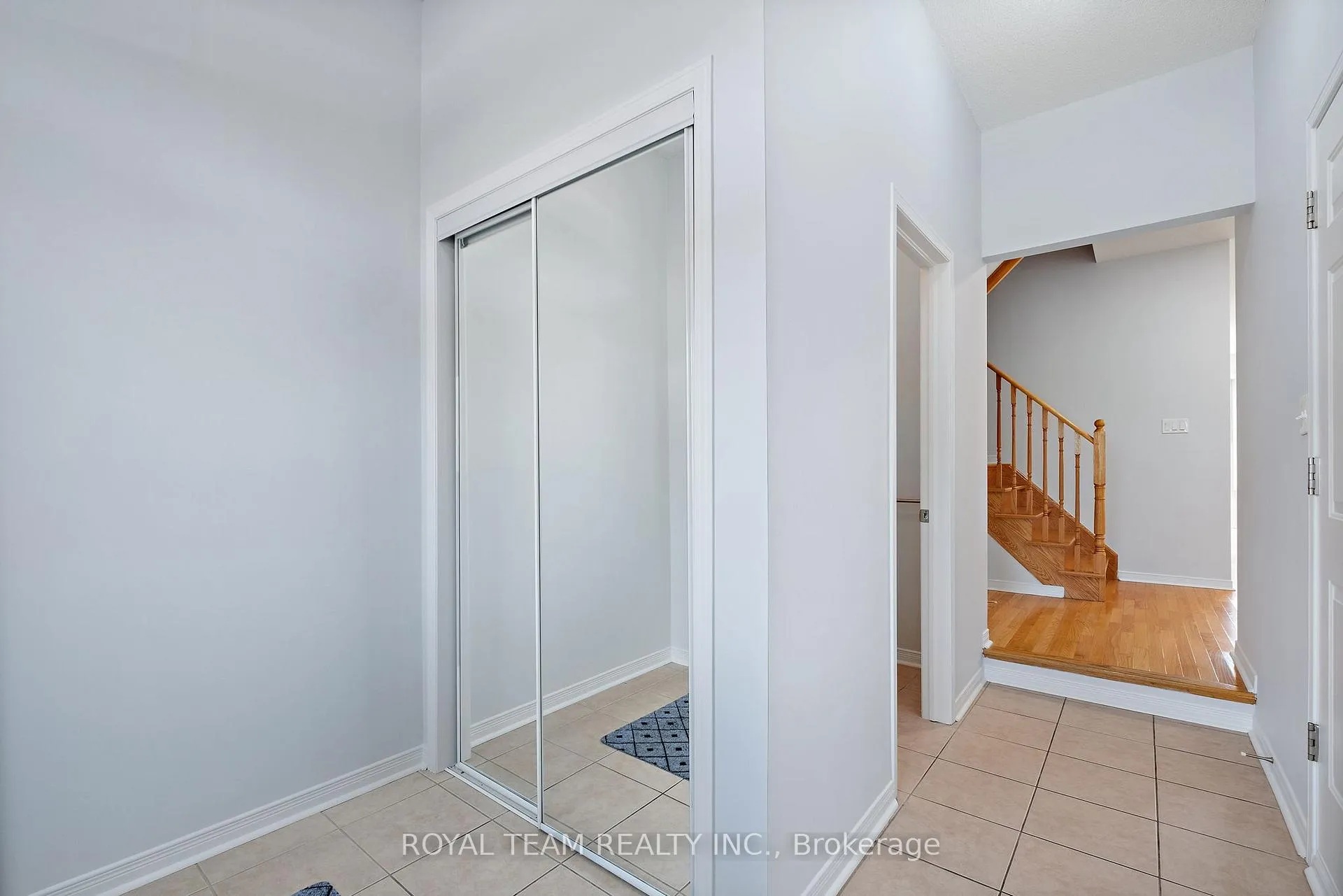 Photo 4 of 60 White Beach Crescent, Vaughan, Patterson — HOMEH