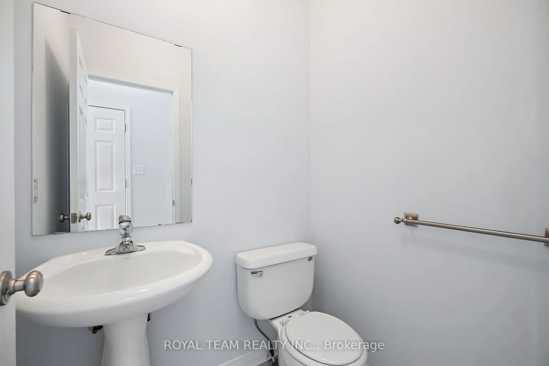 Photo 5 of 60 White Beach Crescent, Vaughan, Patterson — HOMEH