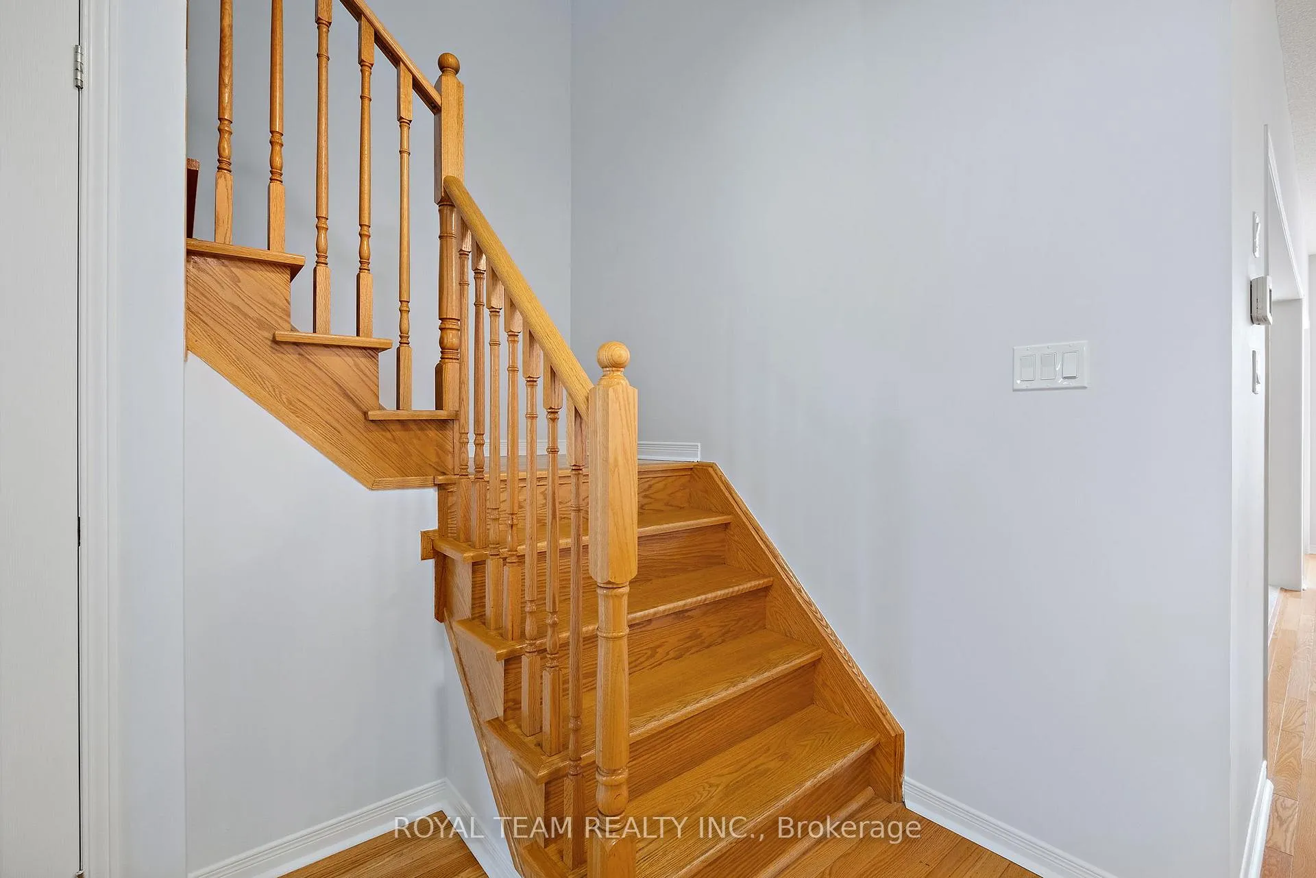 Photo 6 of 60 White Beach Crescent, Vaughan, Patterson — HOMEH