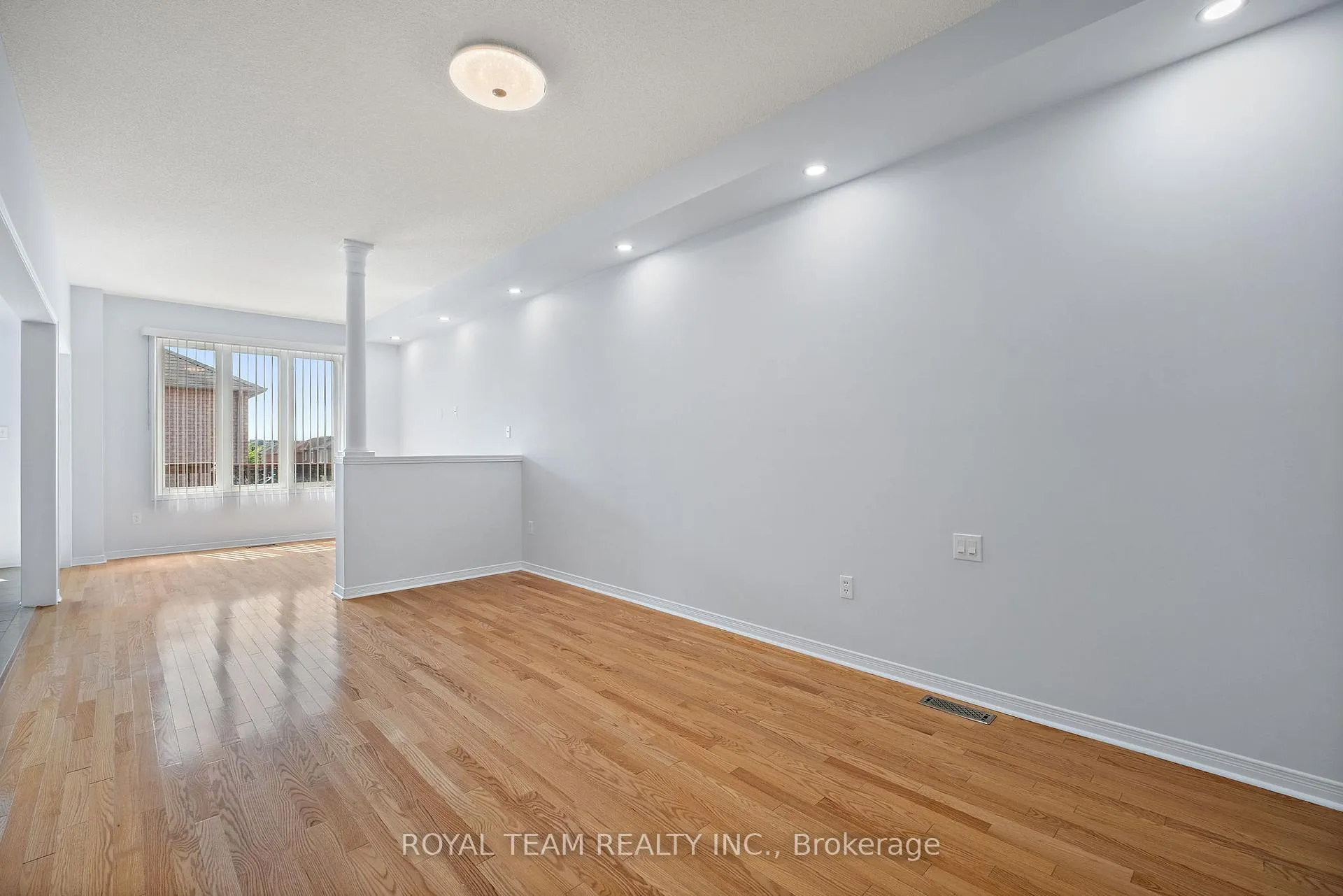 Photo 8 of 60 White Beach Crescent, Vaughan, Patterson — HOMEH