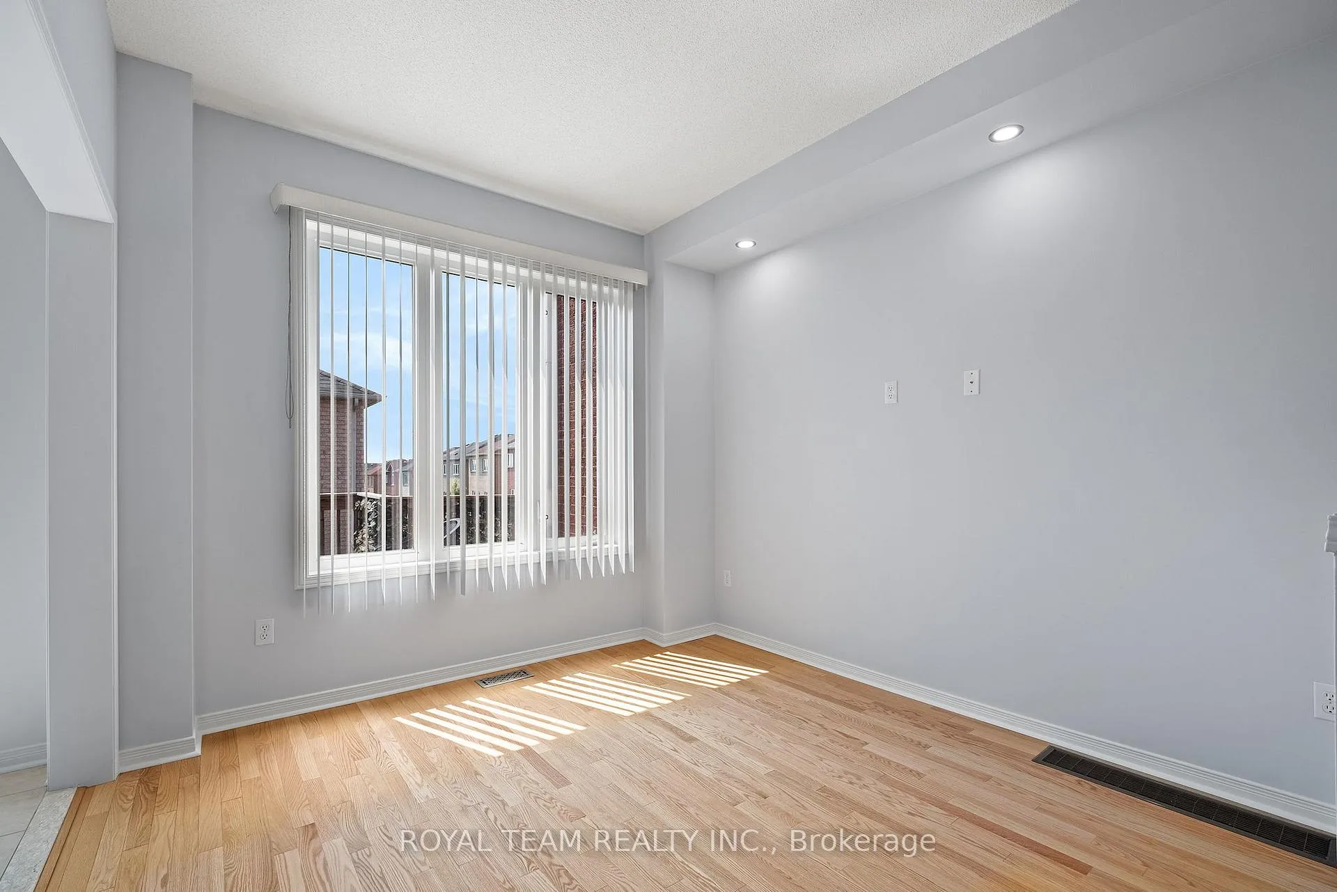 Photo 9 of 60 White Beach Crescent, Vaughan, Patterson — HOMEH
