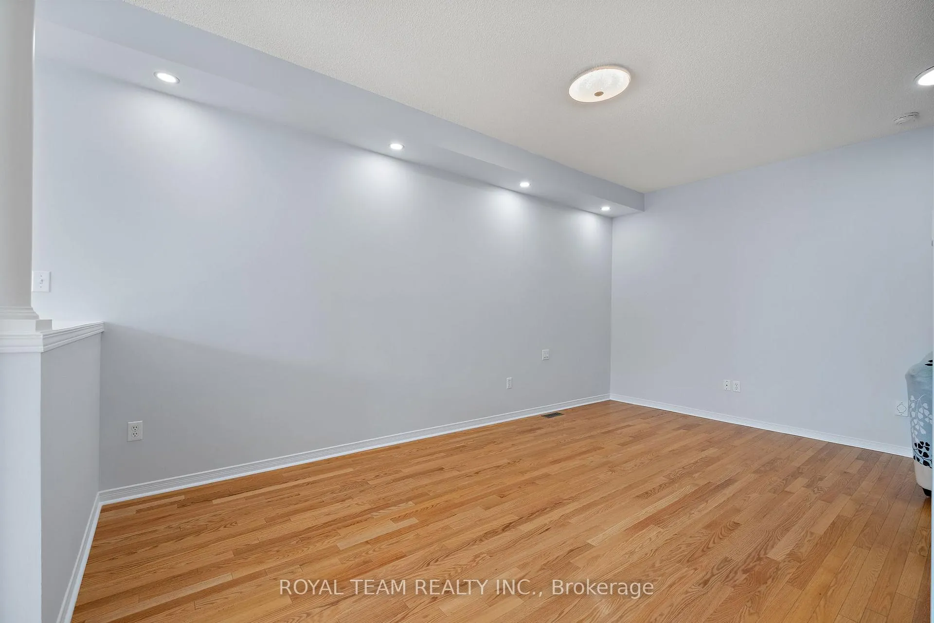 Photo 10 of 60 White Beach Crescent, Vaughan, Patterson — HOMEH