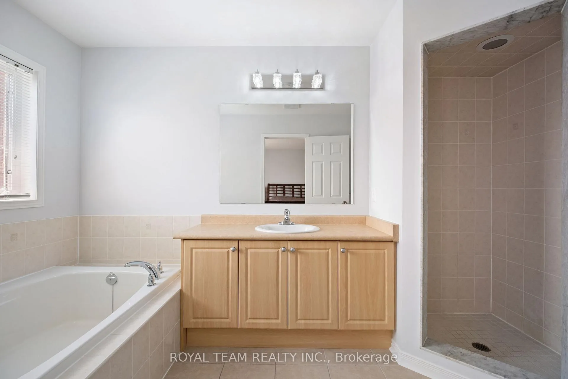 Photo 20 of 60 White Beach Crescent, Vaughan, Patterson — HOMEH