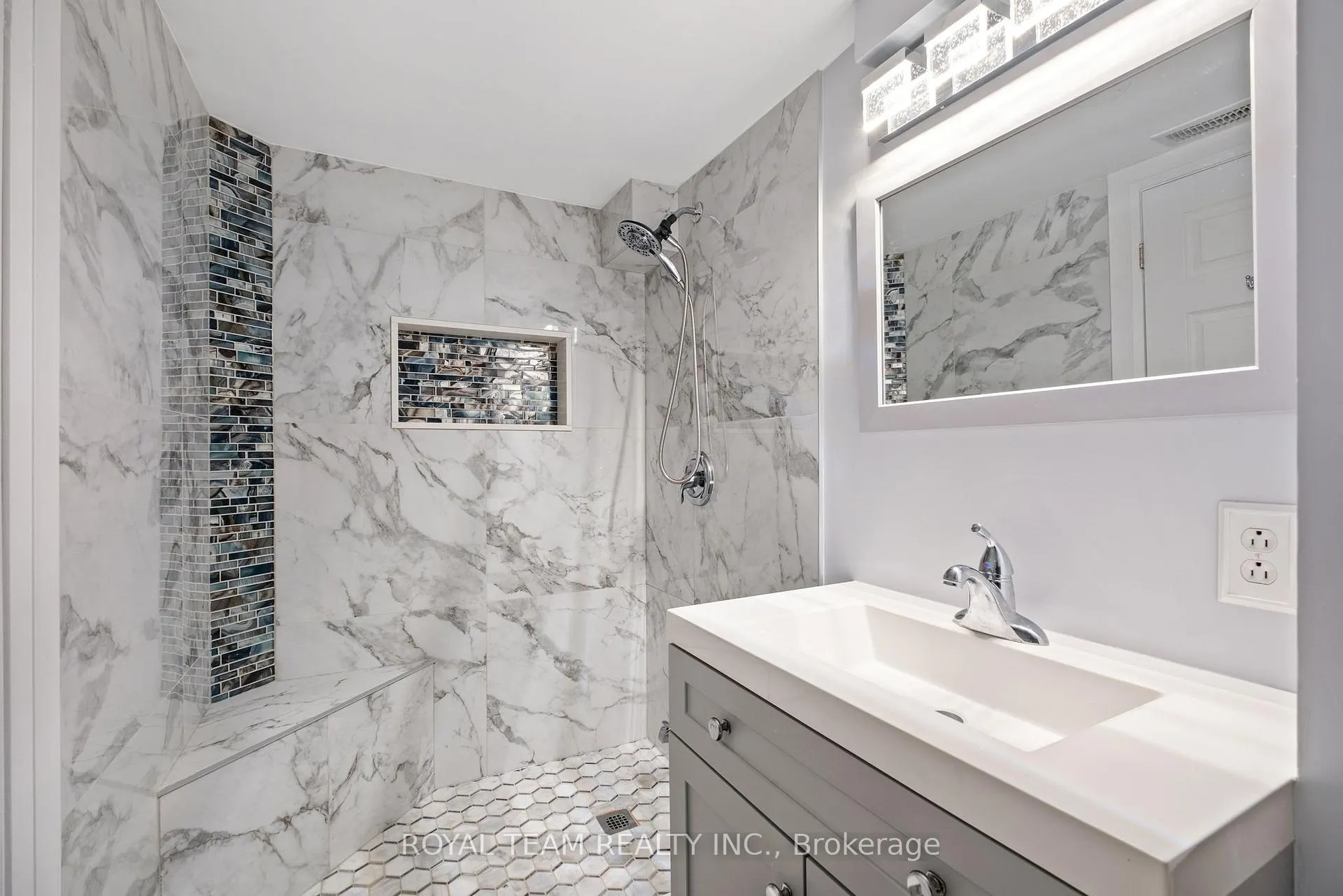Photo 28 of 60 White Beach Crescent, Vaughan, Patterson — HOMEH