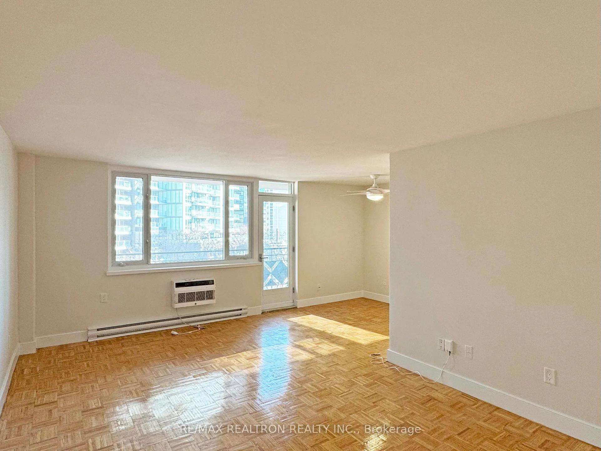Front of Unit 1103, 55 Isabella Street