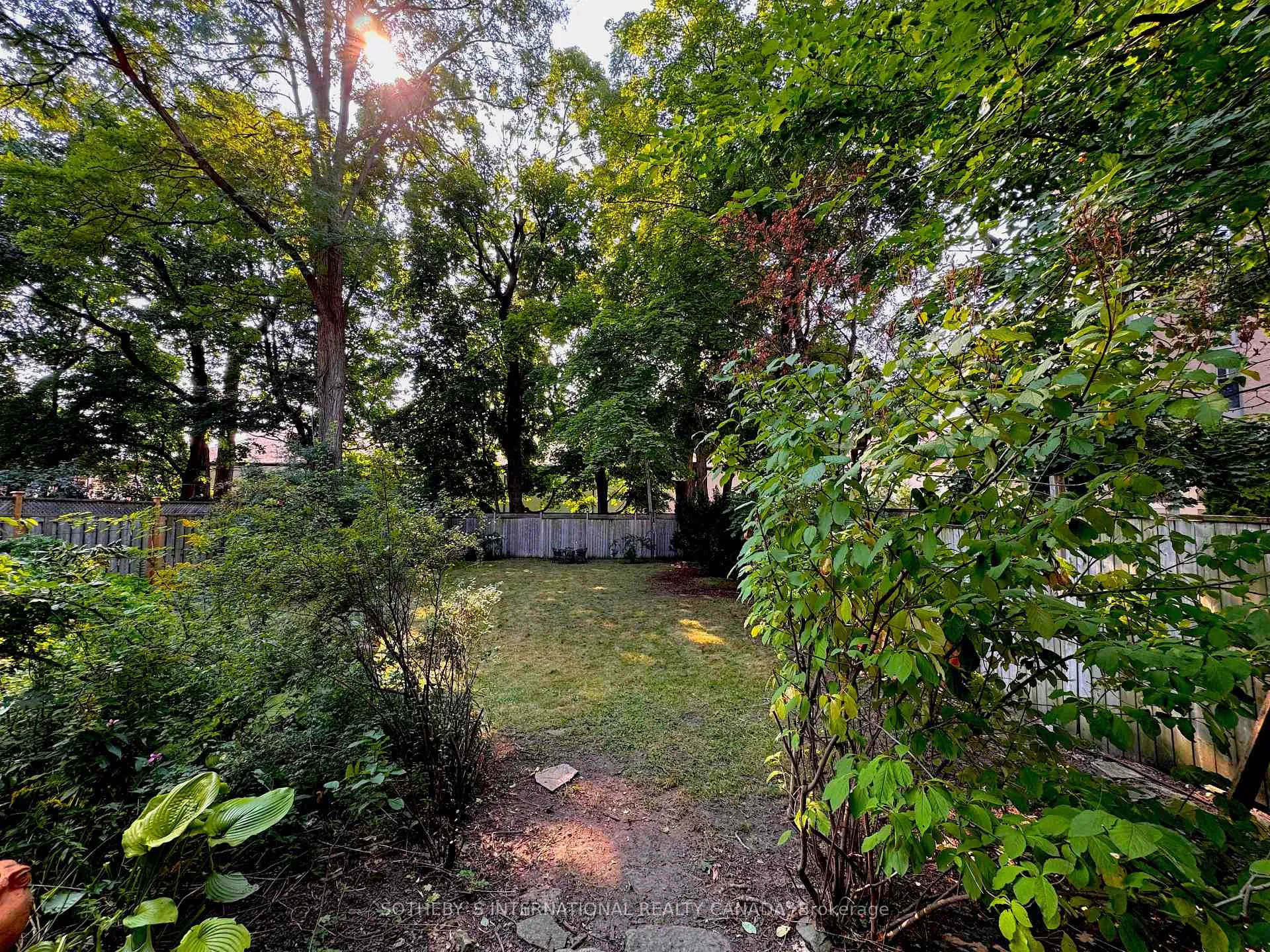 Photo 4 of 147B Farnham Avenue, Toronto, Yonge-St. Clair — HOMEH