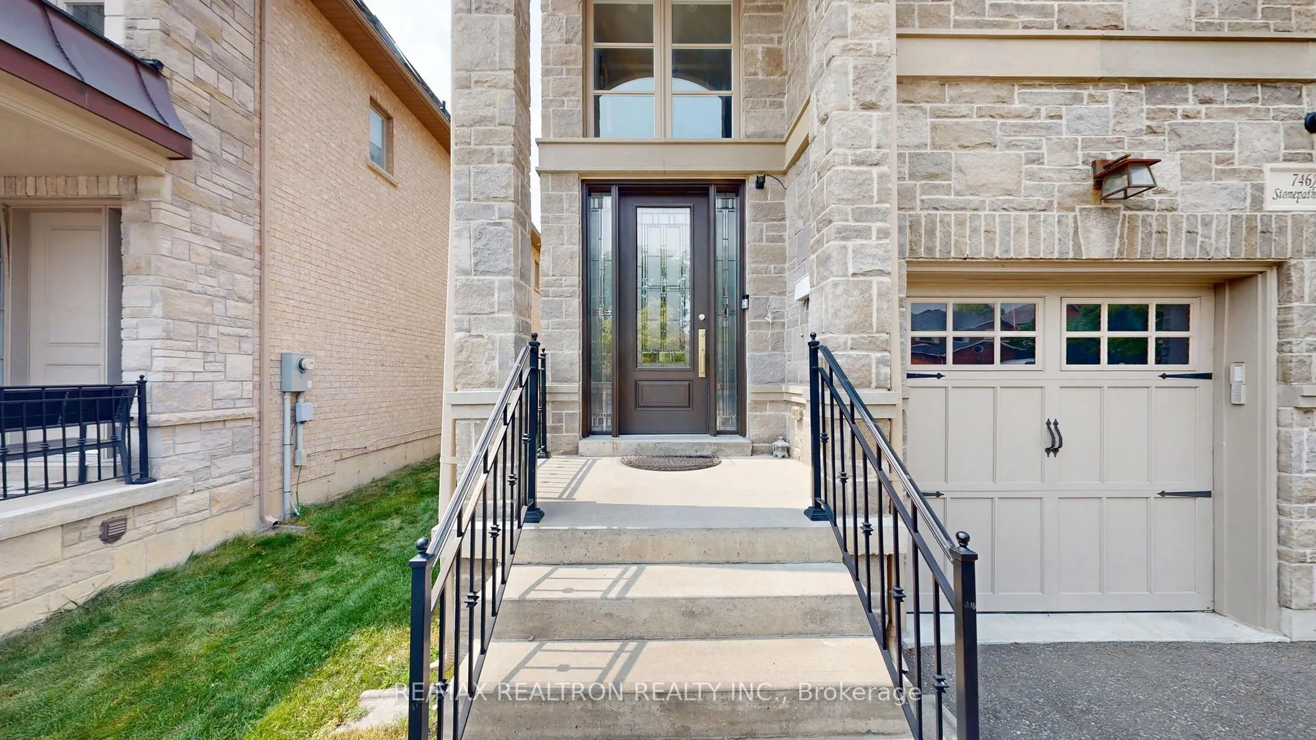 Photo 2 of 746A Stonepath Circle, Pickering, Amberlea — HOMEH