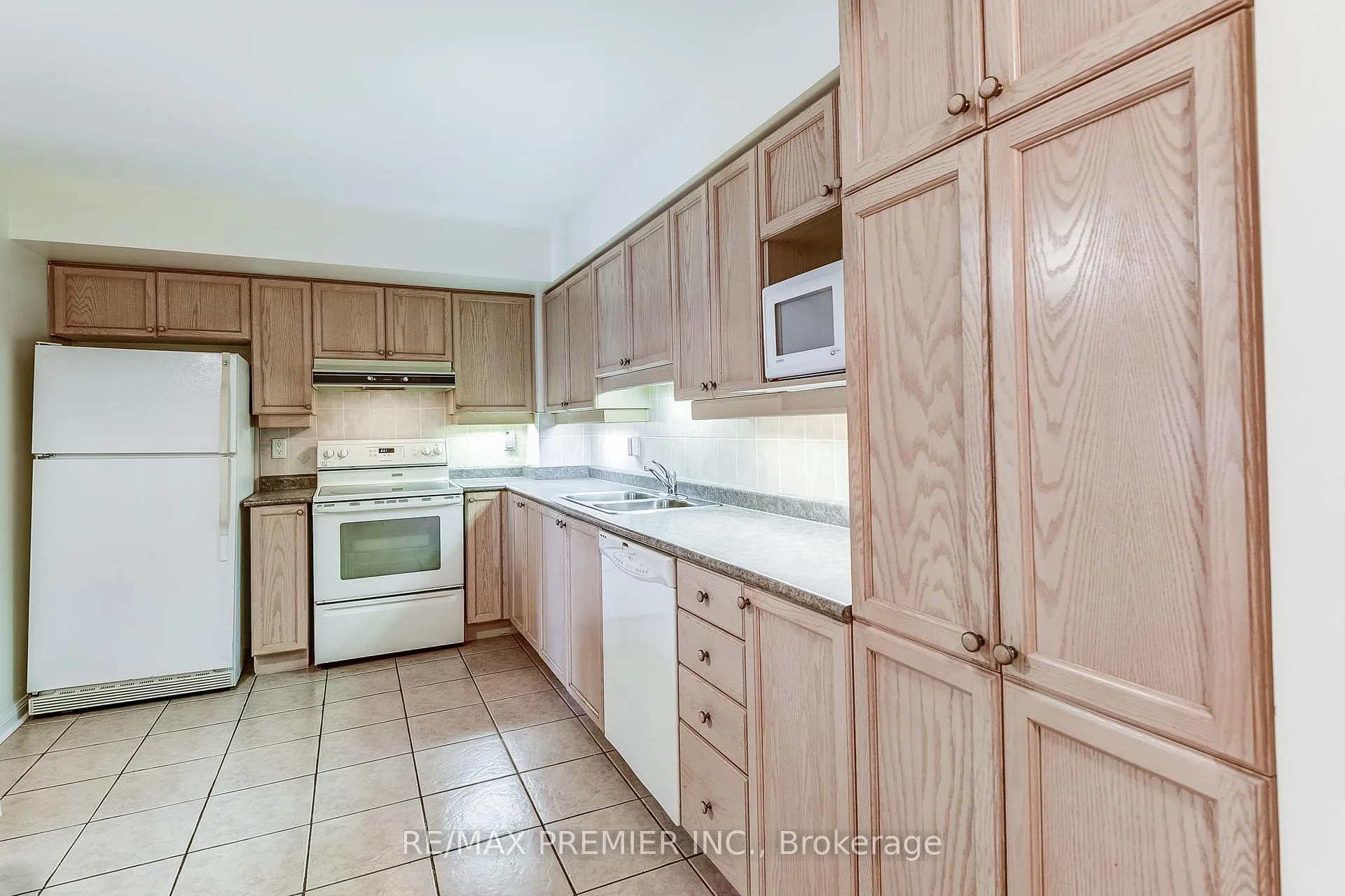 Photo 6 of Unit 315, 2500 Rutherford Road, Vaughan, Maple — HOMEH