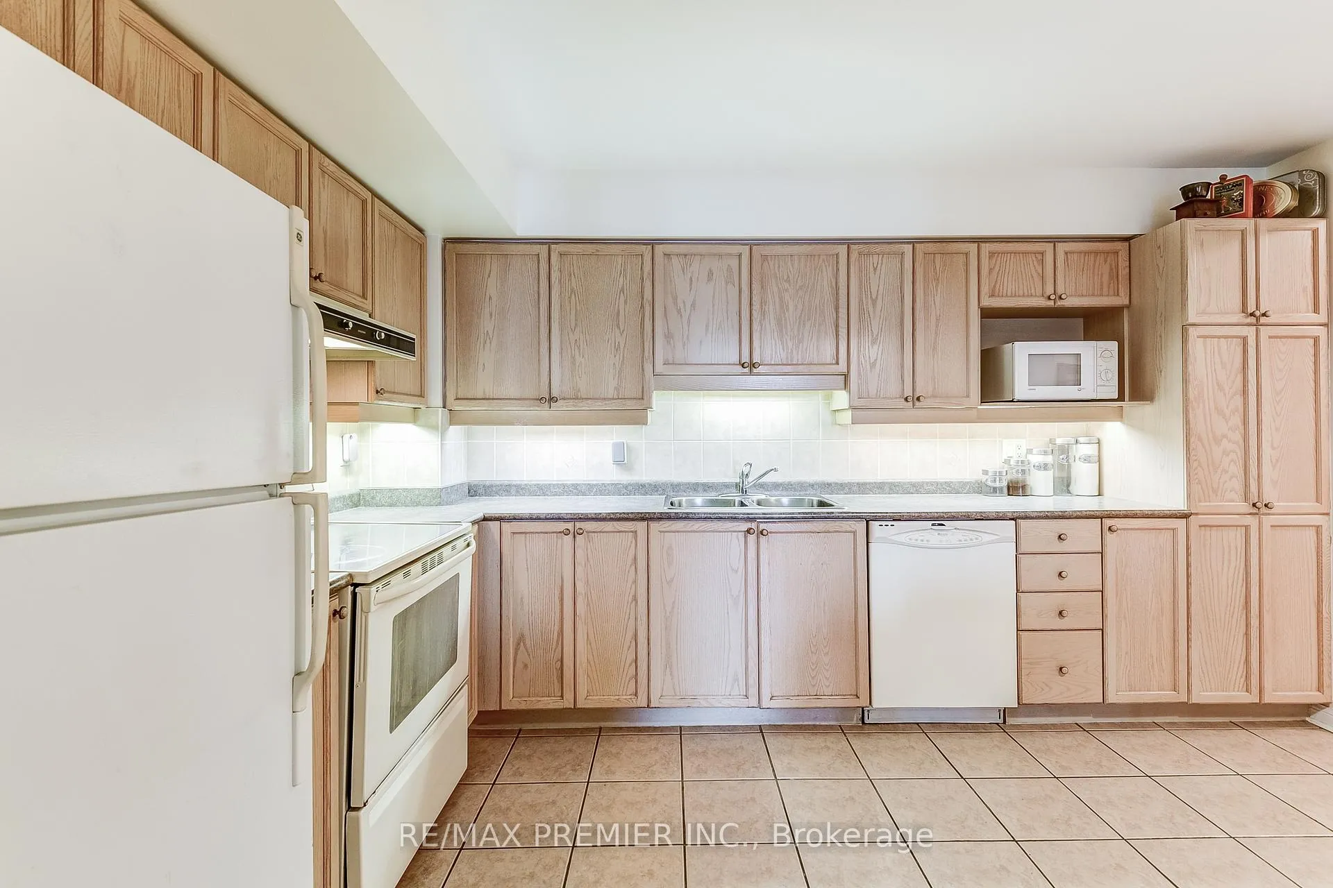 Photo 7 of Unit 315, 2500 Rutherford Road, Vaughan, Maple — HOMEH