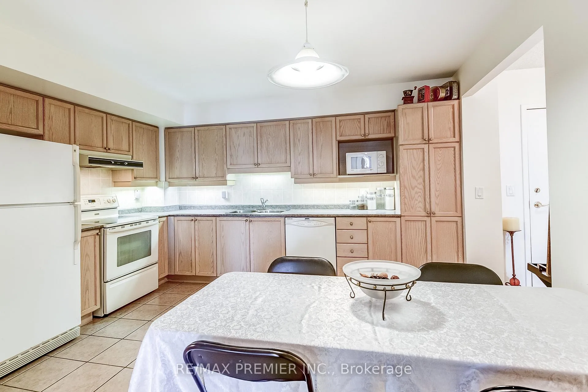 Photo 8 of Unit 315, 2500 Rutherford Road, Vaughan, Maple — HOMEH