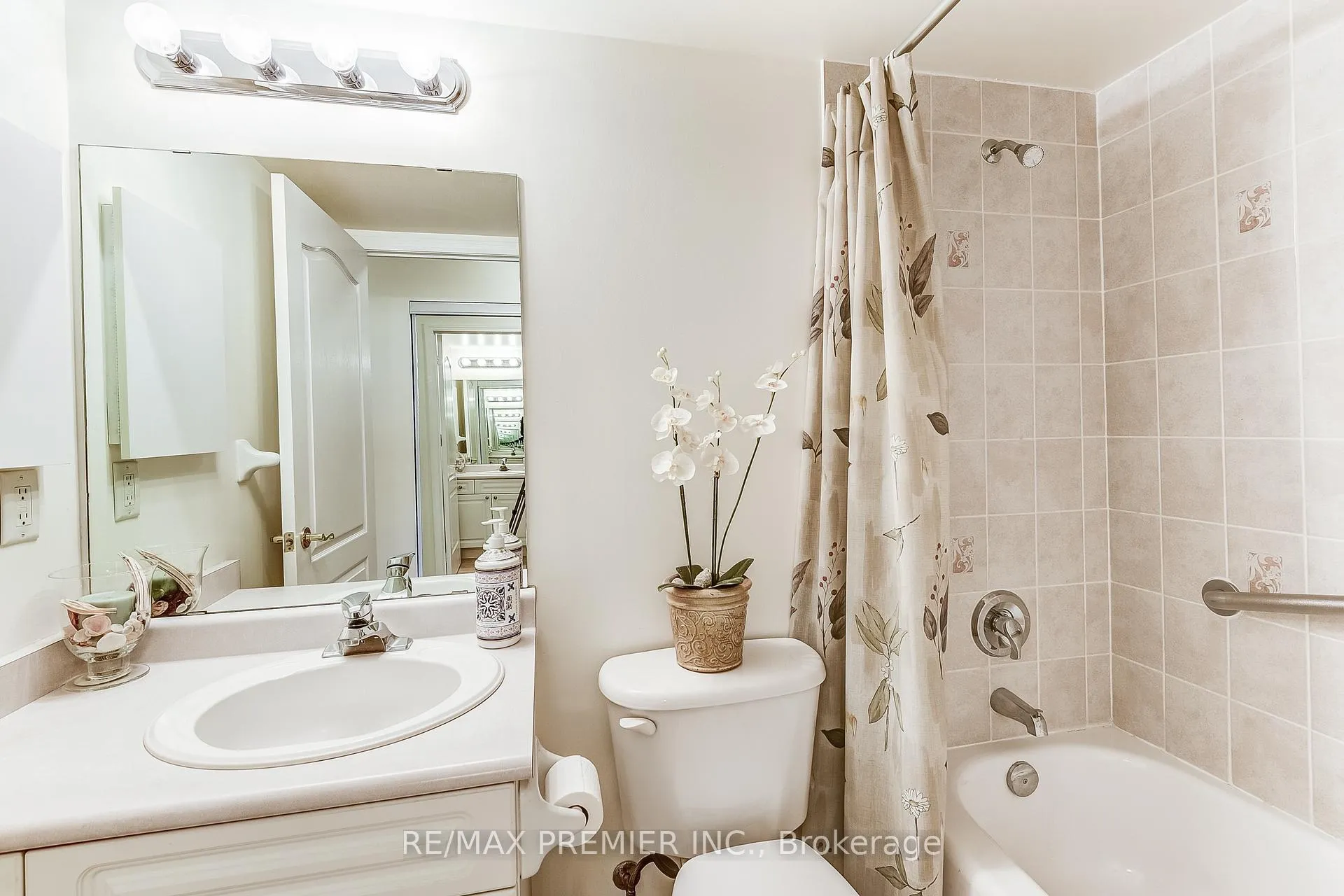 Photo 14 of Unit 315, 2500 Rutherford Road, Vaughan, Maple — HOMEH
