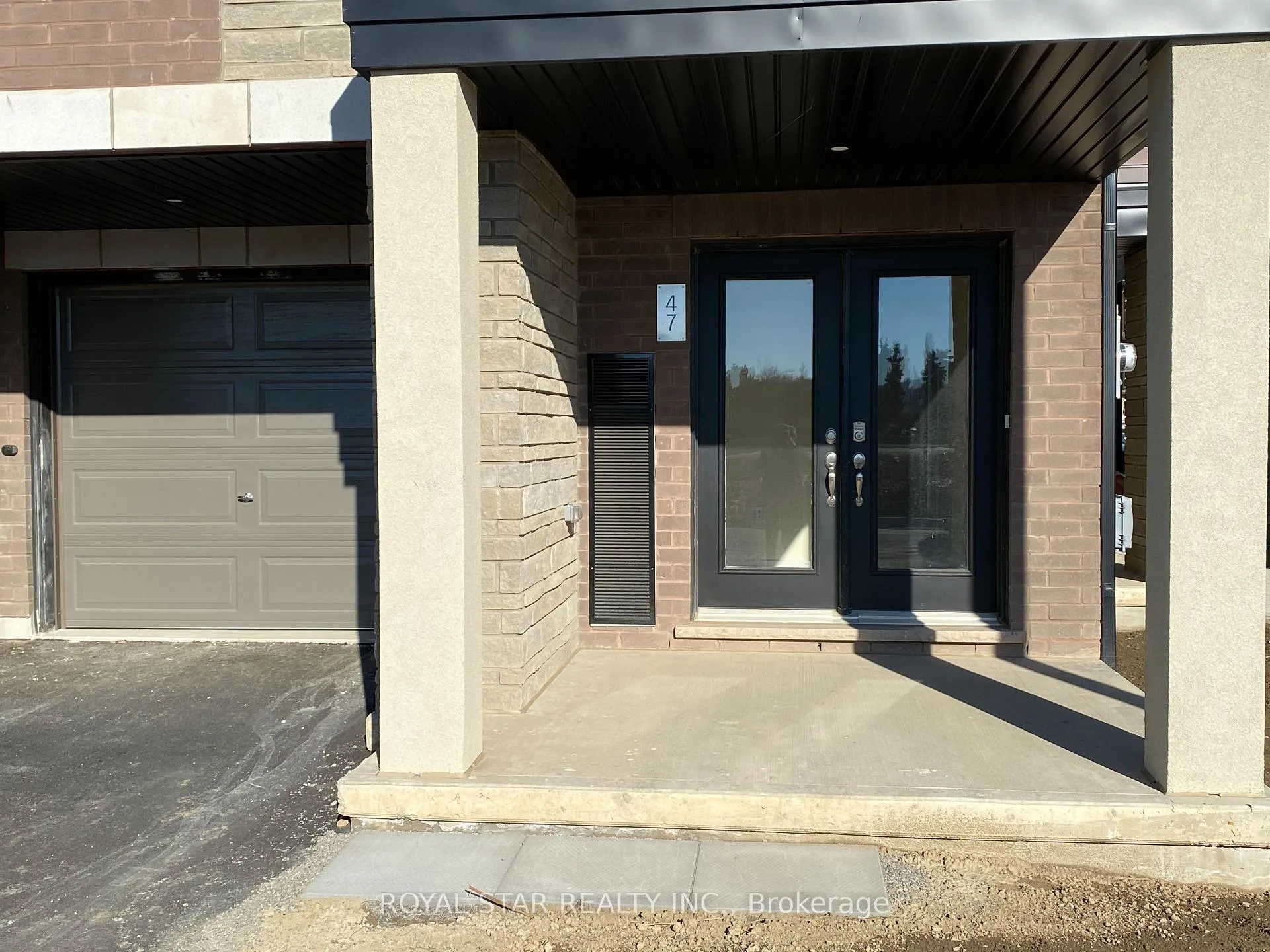 Photo 2 of Unit Unit 47, 590 North Service Road, Hamilton, Lakeshore — HOMEH