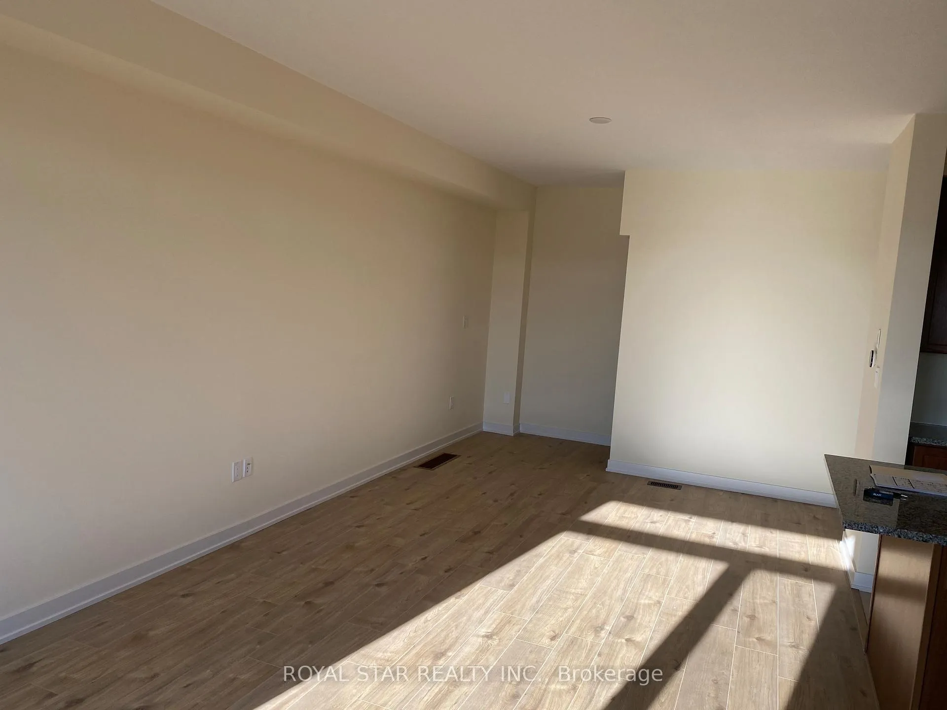 Photo 3 of Unit Unit 47, 590 North Service Road, Hamilton, Lakeshore — HOMEH