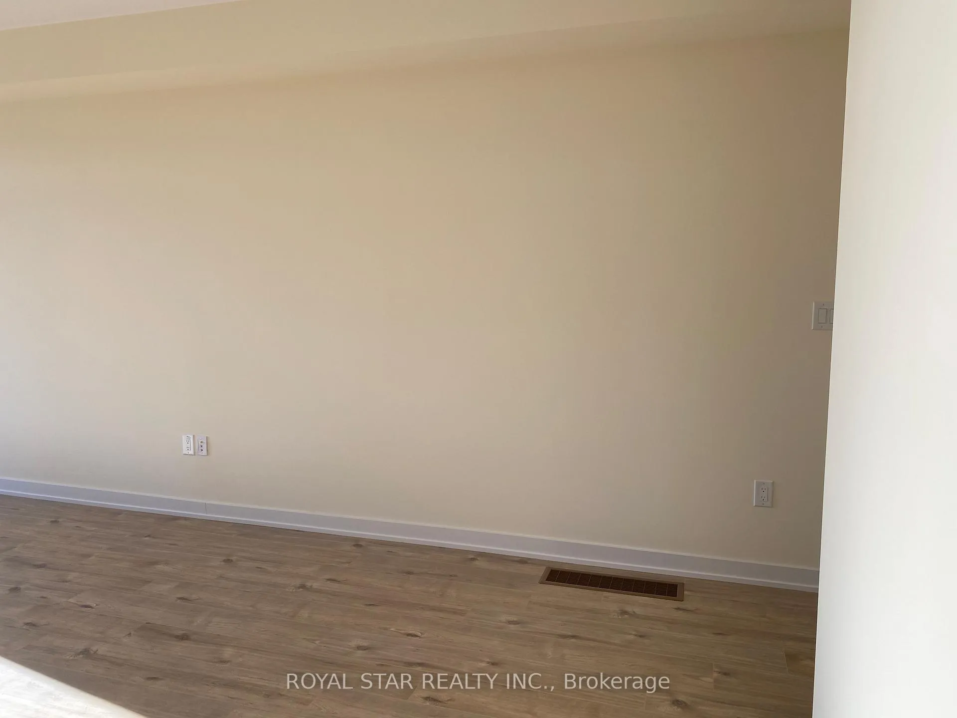 Photo 4 of Unit Unit 47, 590 North Service Road, Hamilton, Lakeshore — HOMEH