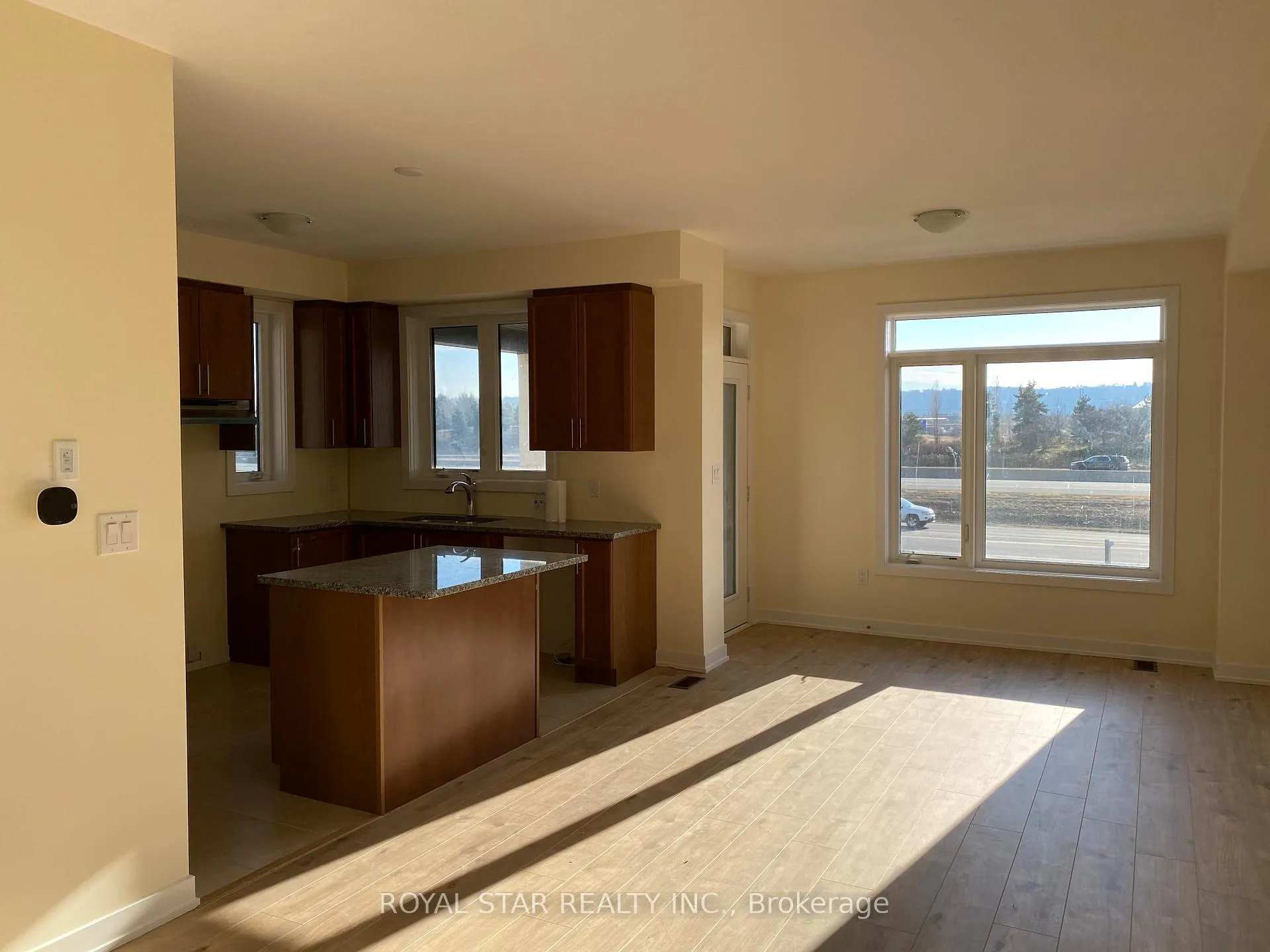 Photo 5 of Unit Unit 47, 590 North Service Road, Hamilton, Lakeshore — HOMEH